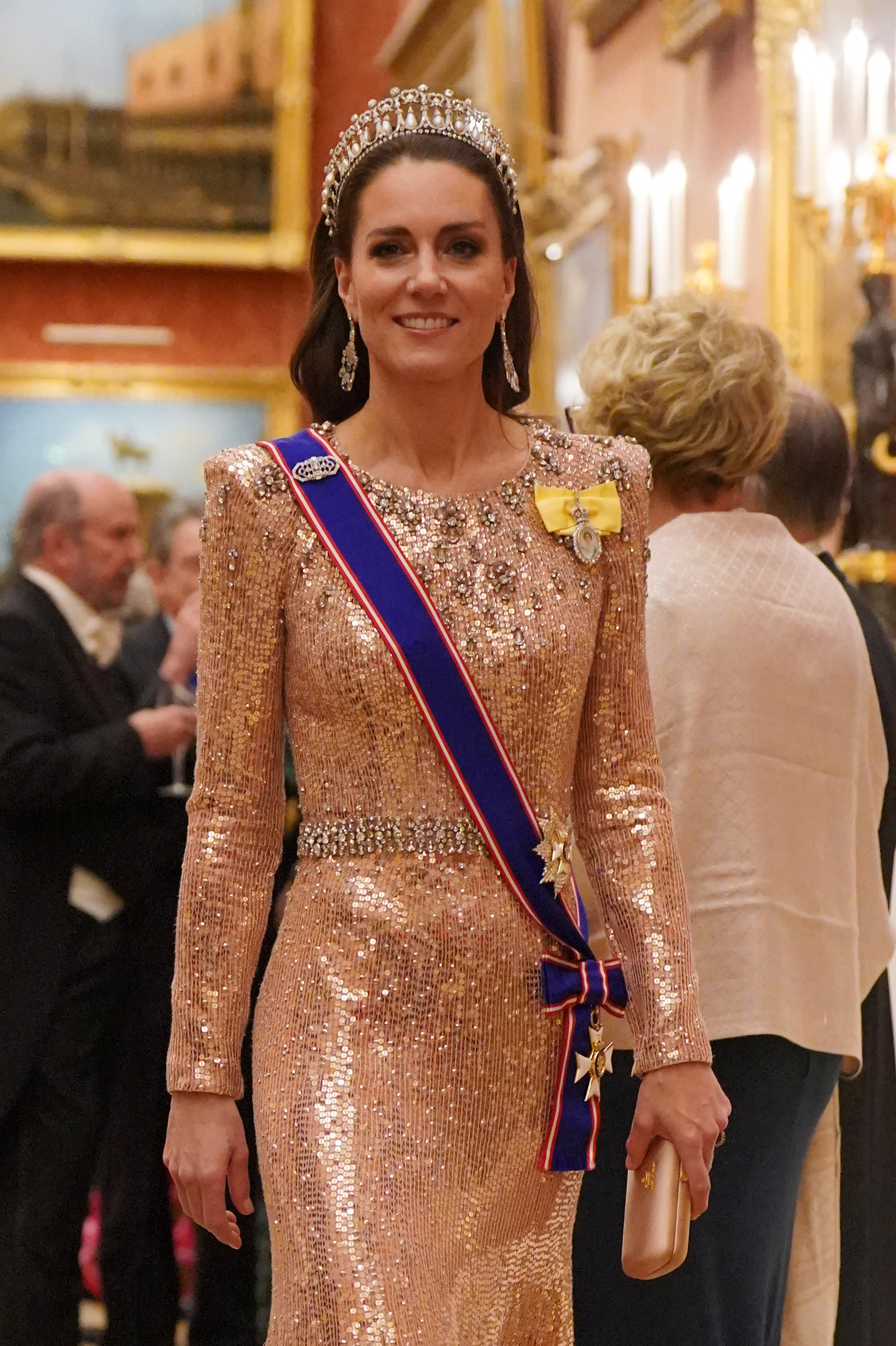 Catherine, princesse de Galles, assiste à une réception pour les membres du corps diplomatique au palais de Buckingham, le 5 décembre 2023, à Londres, en Angleterre. Elle est resplendissante dans une robe Jenny Packham qui sera ensuite portée par la reine Mary en 2025.