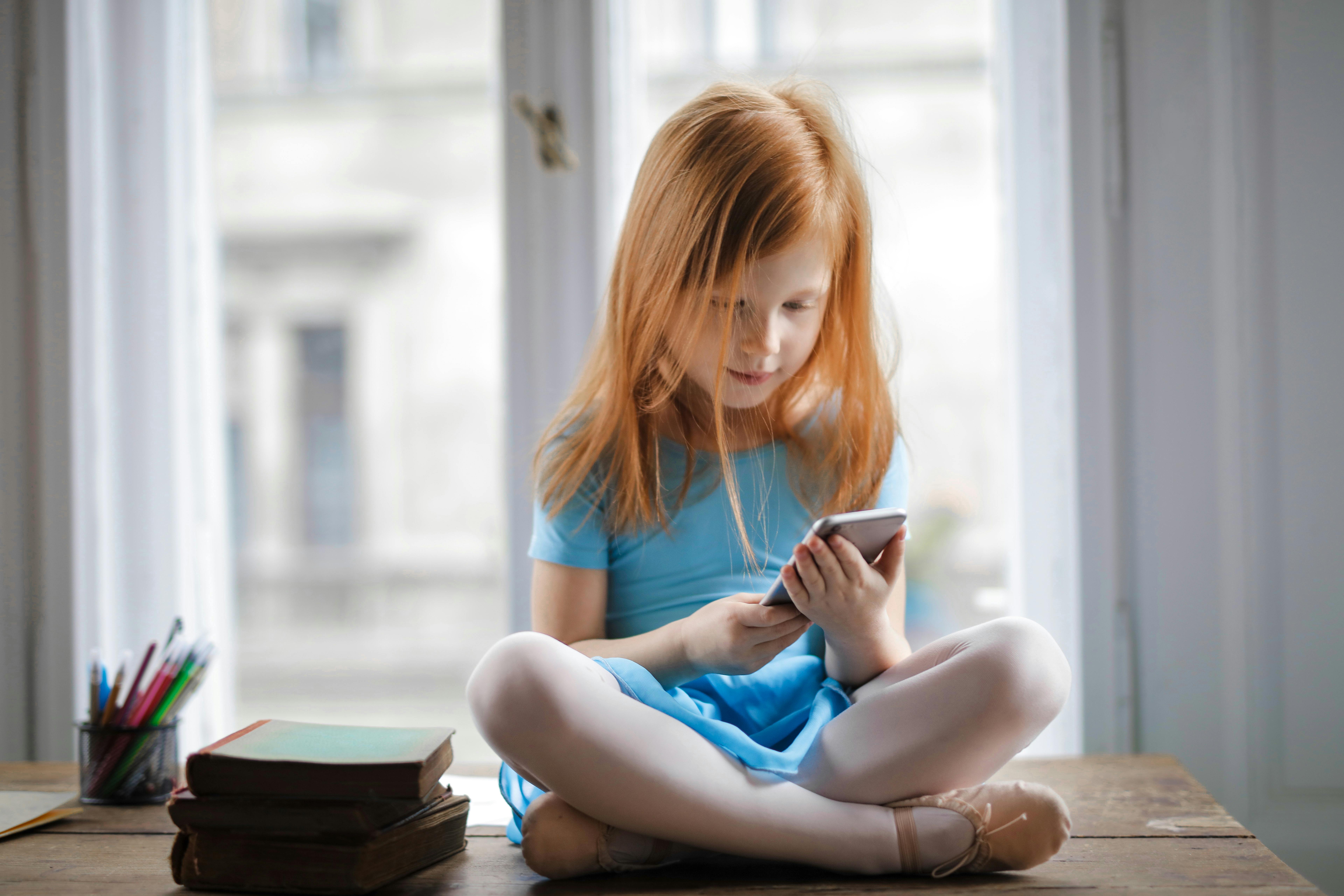 Une petite fille utilisant un téléphone portable | Source : Pexels