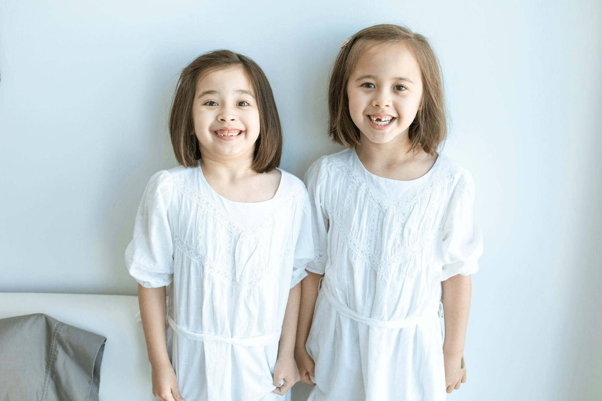 Deux filles debout ensemble | Source : Pexels