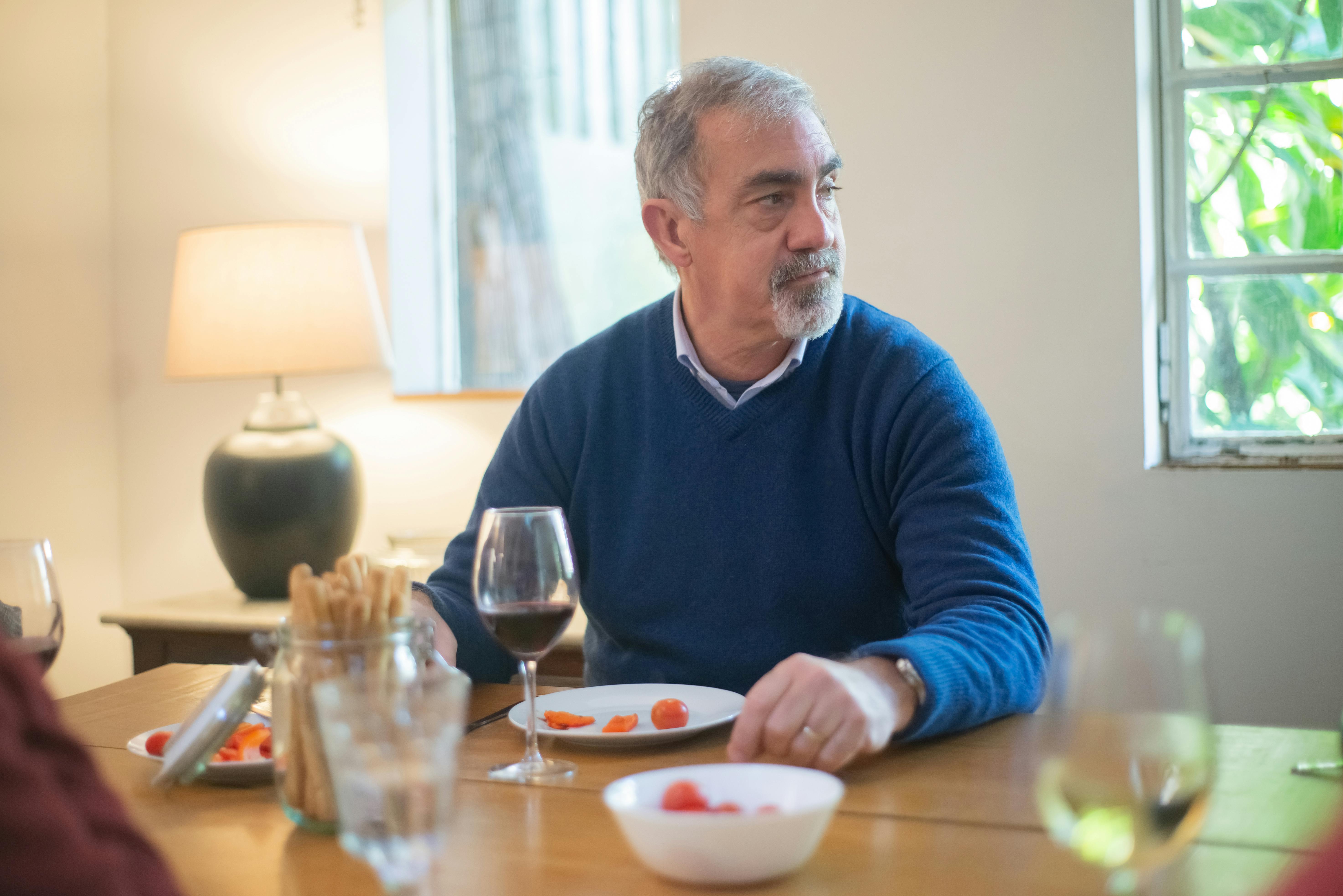 Un homme âgé à une table de dîner | Source : Pexels
