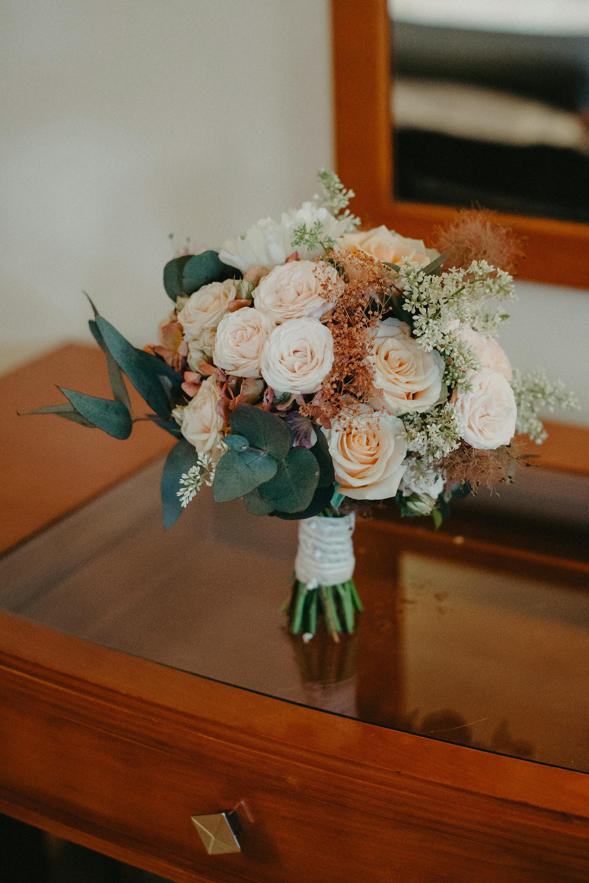 Un bouquet de roses sur une table en bois | Source : Pexels