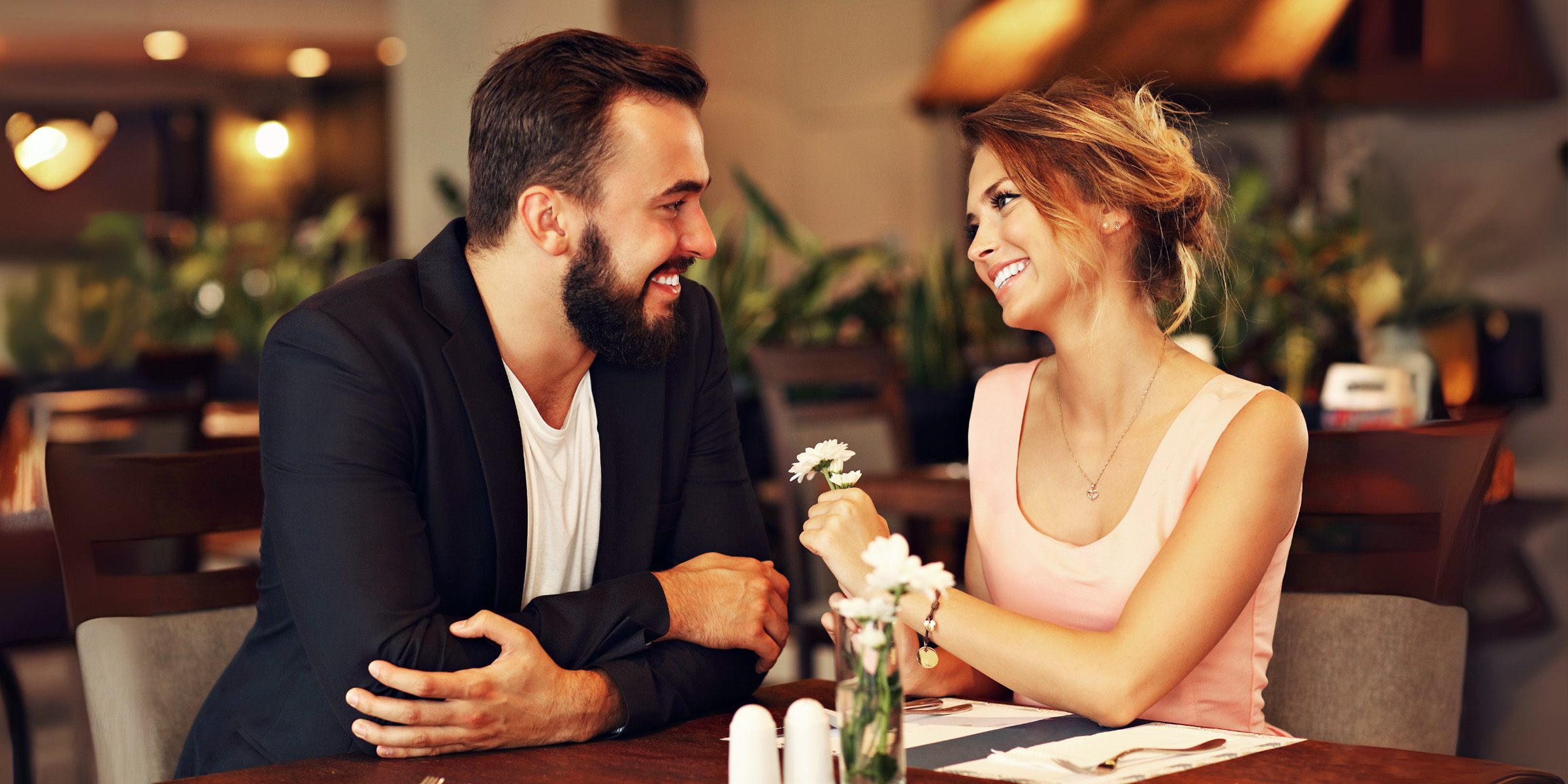 Un couple heureux lors d'un rendez-vous romantique au restaurant | Source : Shutterstock