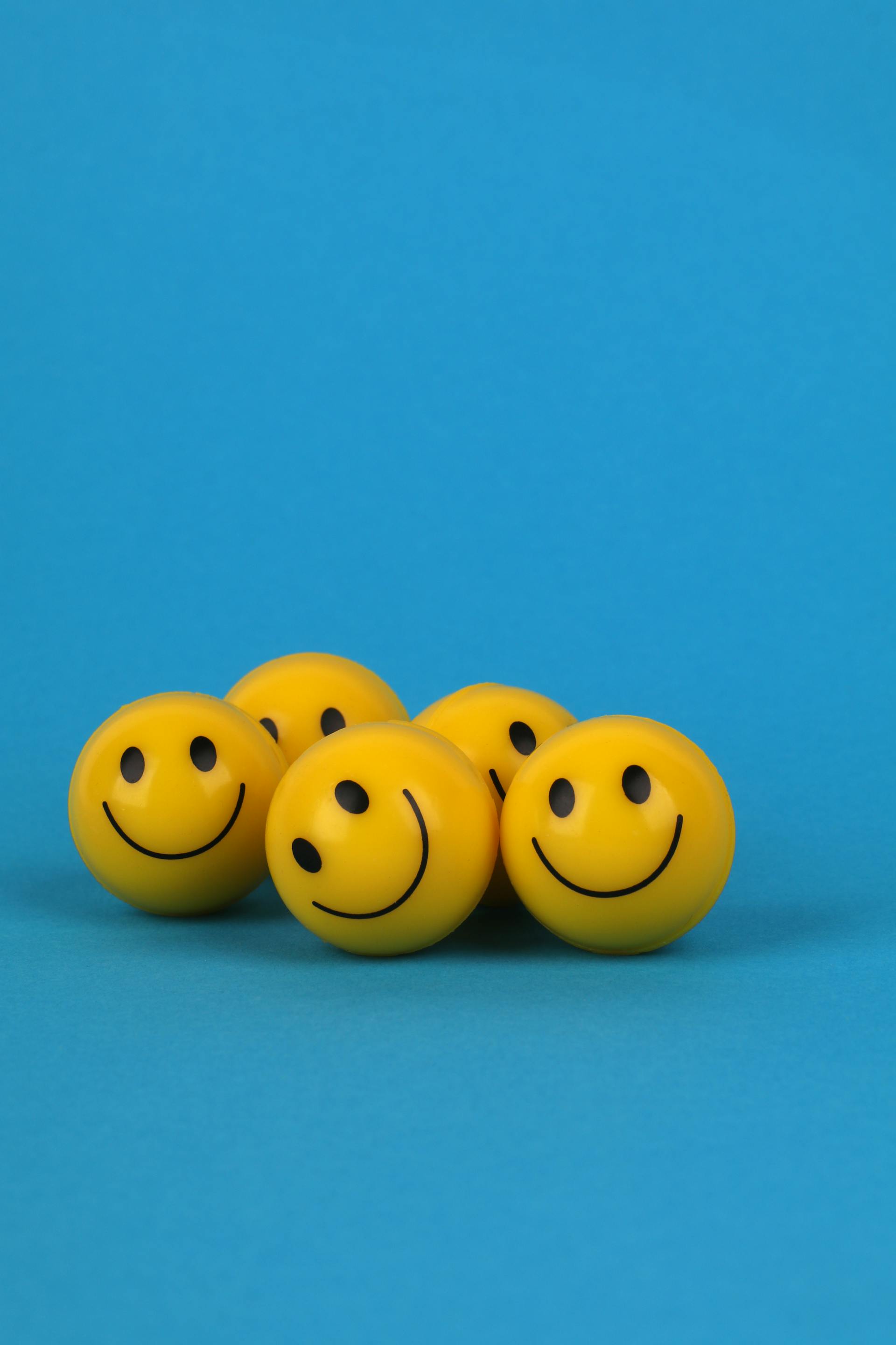 Boules jaunes avec des visages souriants | Source : Pexels