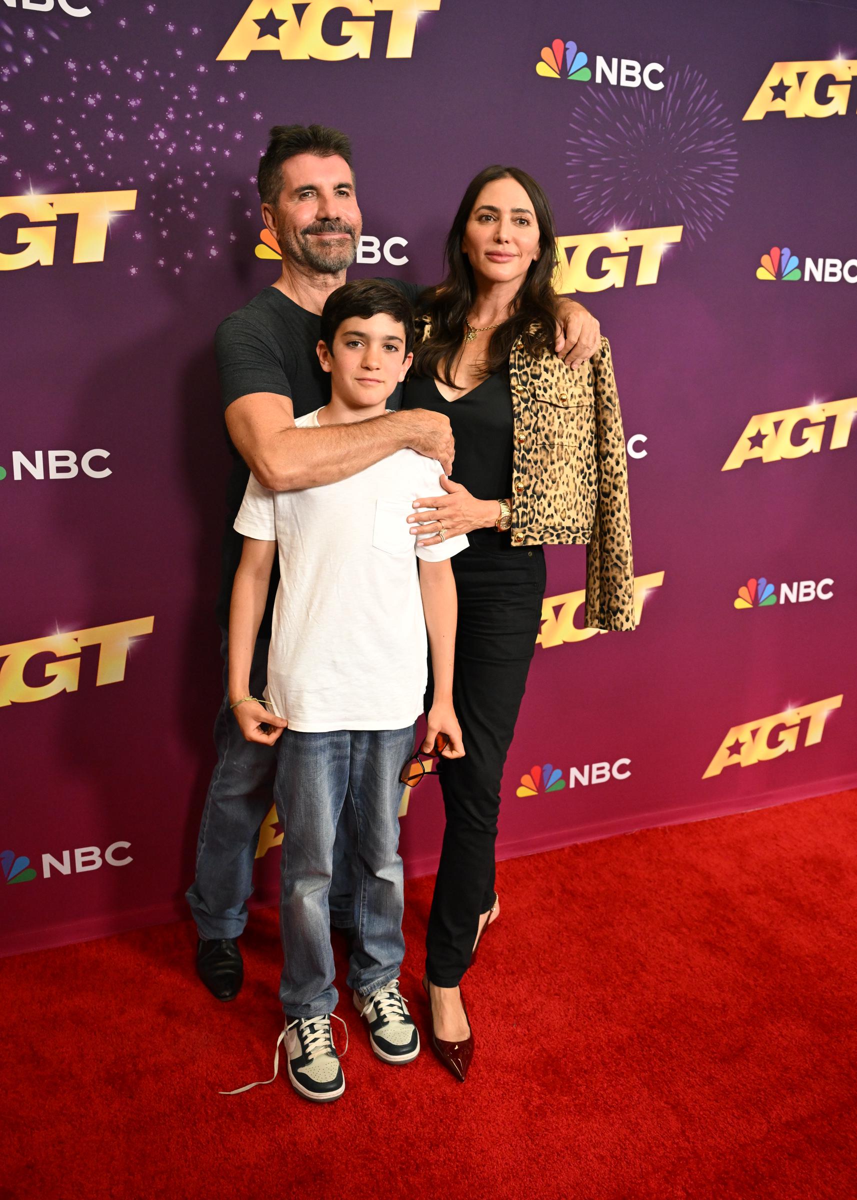 Simon et Eric Cowell avec Lauren Silverman lors des quarts de finale de la saison 19 de « America's Got Talent », le 3 septembre 2024, à Pasadena, en Californie. | Source : Getty Images