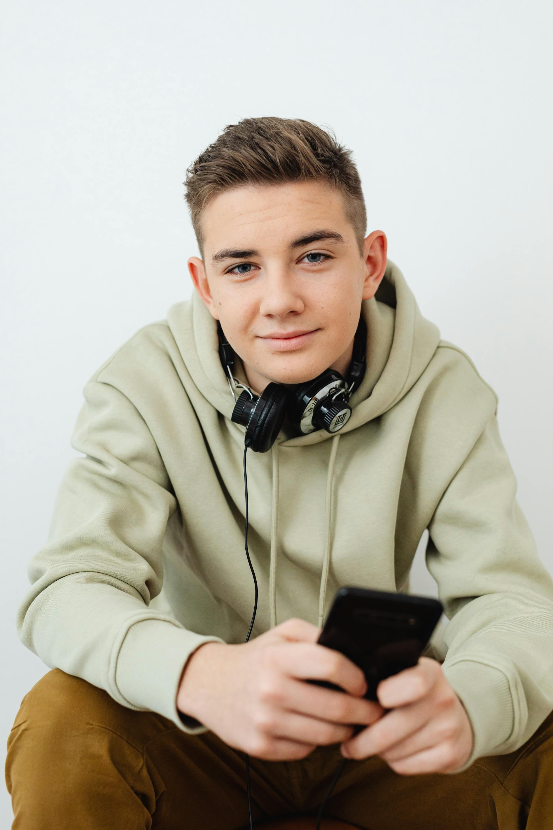 Un adolescent souriant | Source : Pexels