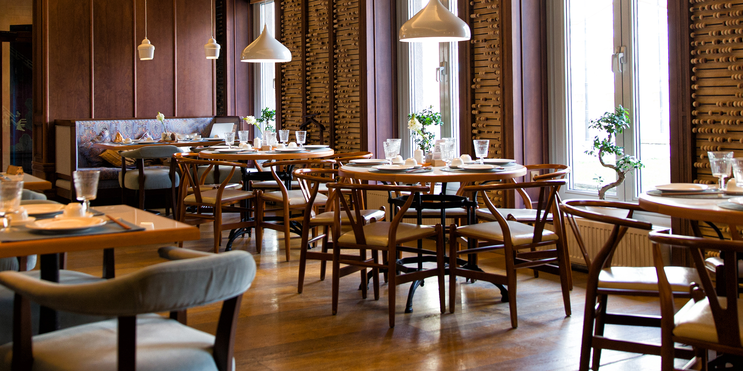 Un restaurant élégant avec des tables soigneusement dressées et une lumière chaleureuse | Source : Shutterstock