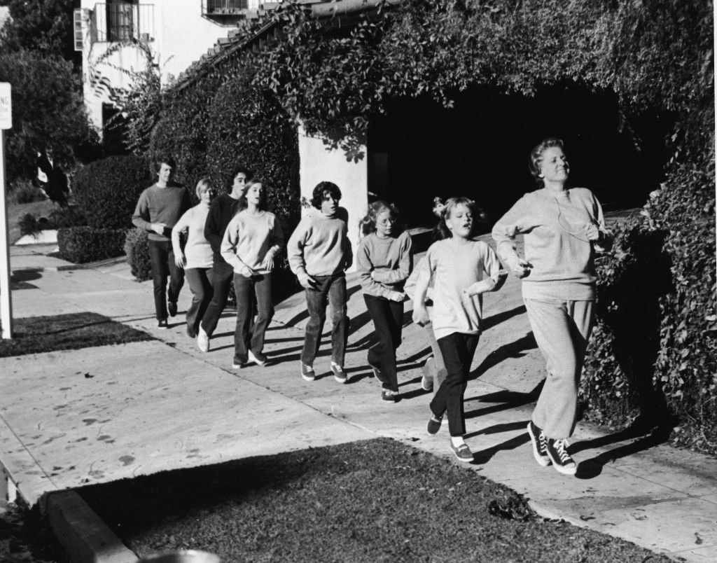 Ann B. Davis mène la famille Brady dans une séance de jogging intense dans une image tirée de la série télévisée « The Brady Bunch », vers 1972  | Source : Getty Images