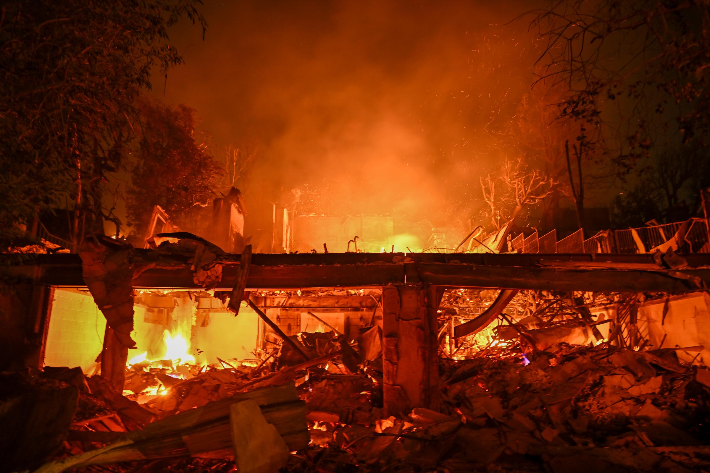 Une maison complètement détruite par les flammes. | Source : Getty Images