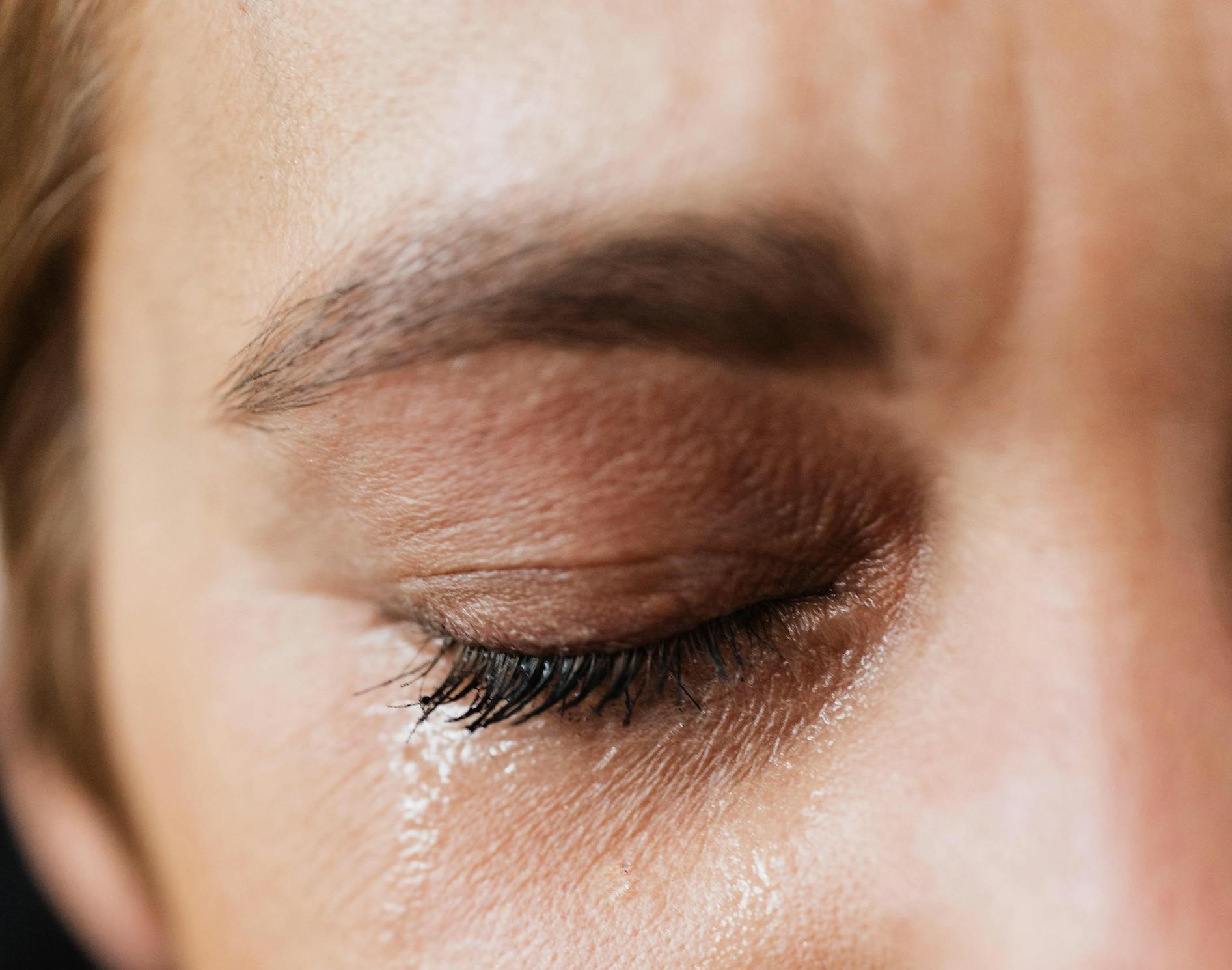 Une femme effrayée et blessée dont les larmes coulent sur le visage | Source : Pexels