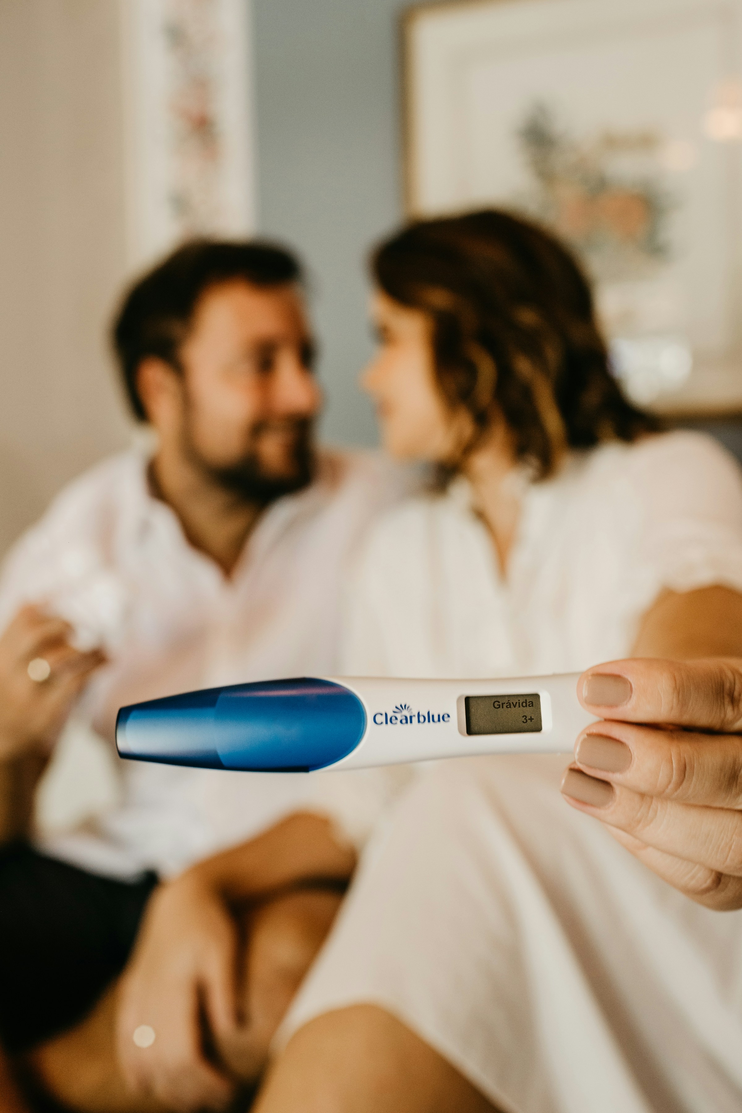 Une femme tenant un test de grossesse | Source : Unsplash