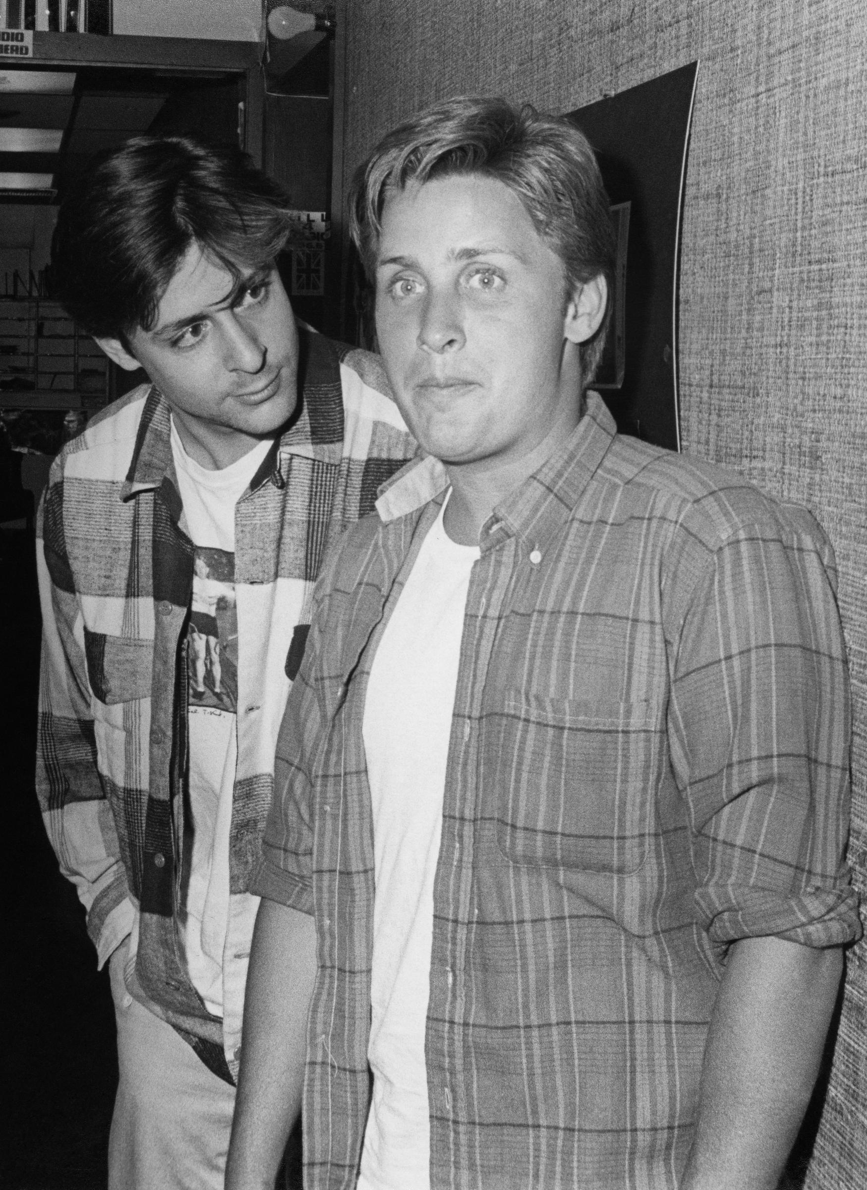 En 1985, il s'est rendu à la station de radio KROQ de Los Angeles avec son partenaire Emilio Estevez pour faire la promo de leur film à succès sur le lycée, lors d'une émission en direct sur « Loveline ». | Source: Getty Images