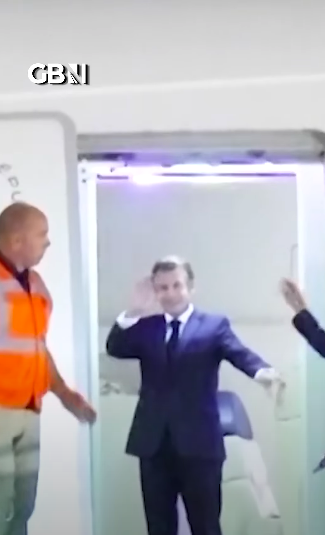 Emmanuel Macron salue la presse réunie sur le tarmac. | Source : YouTube/GBNews