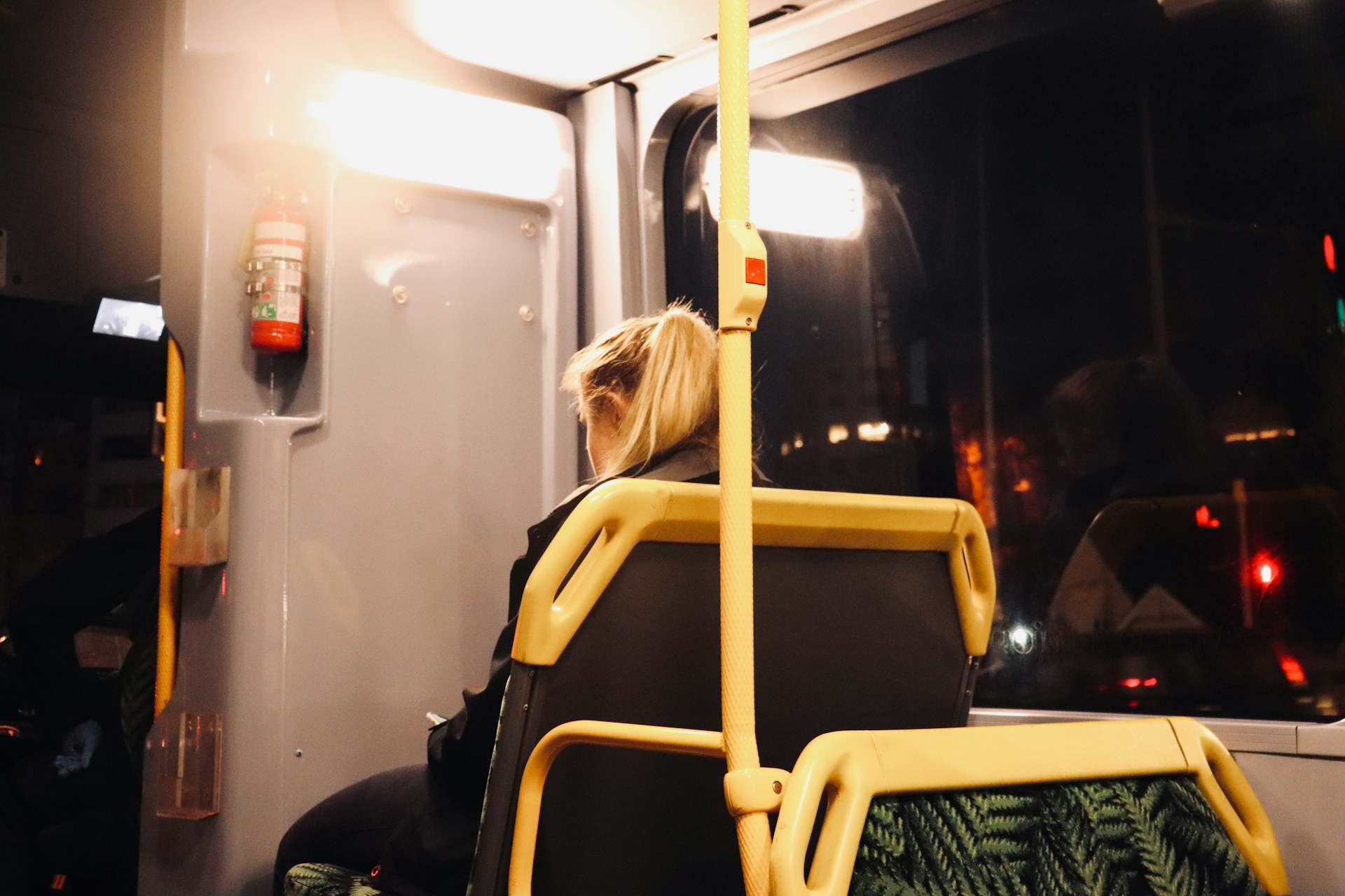 Une femme dans une rame de métro | Source : Unsplash