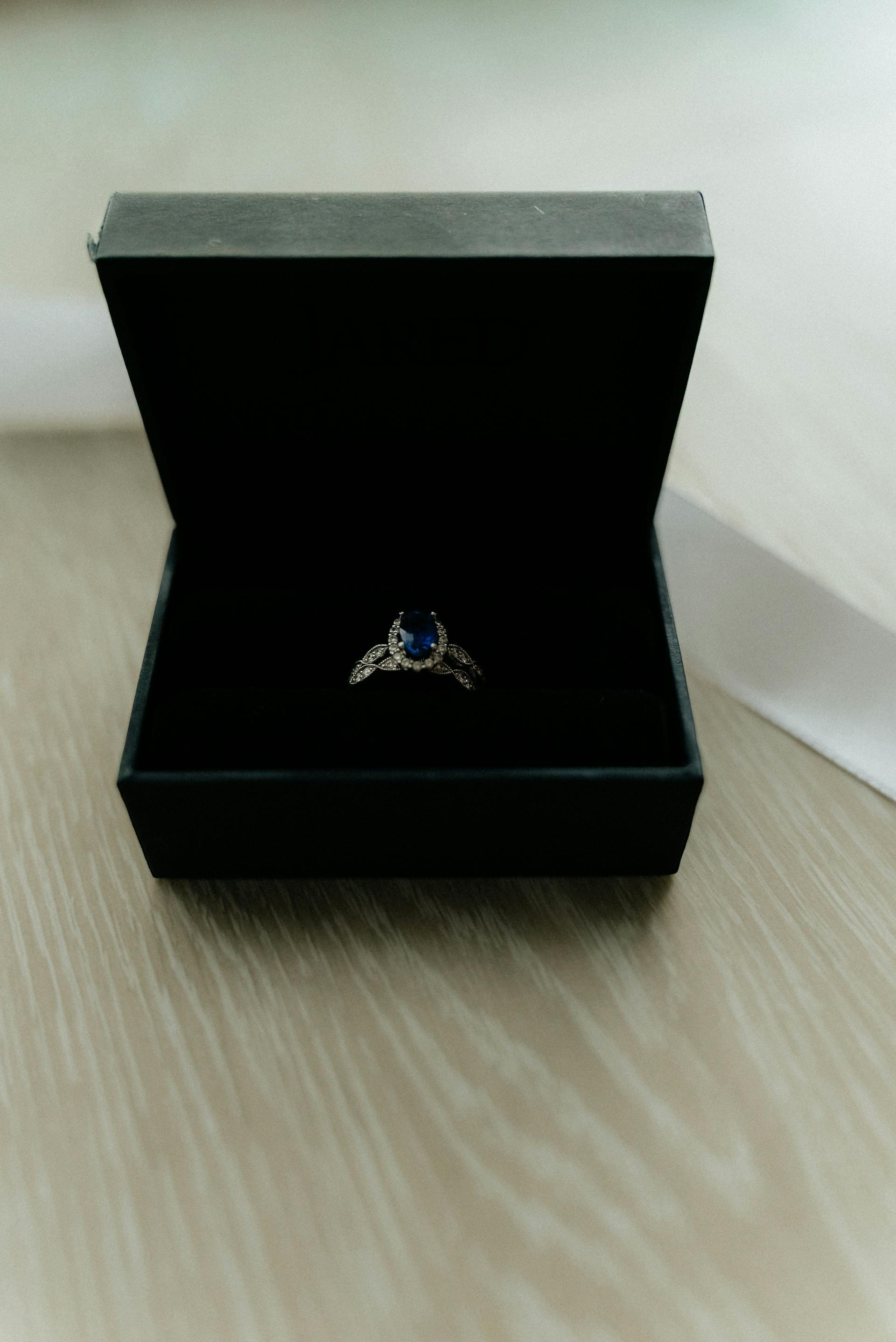 Une boîte à bijoux sur une table | Source : Pexels