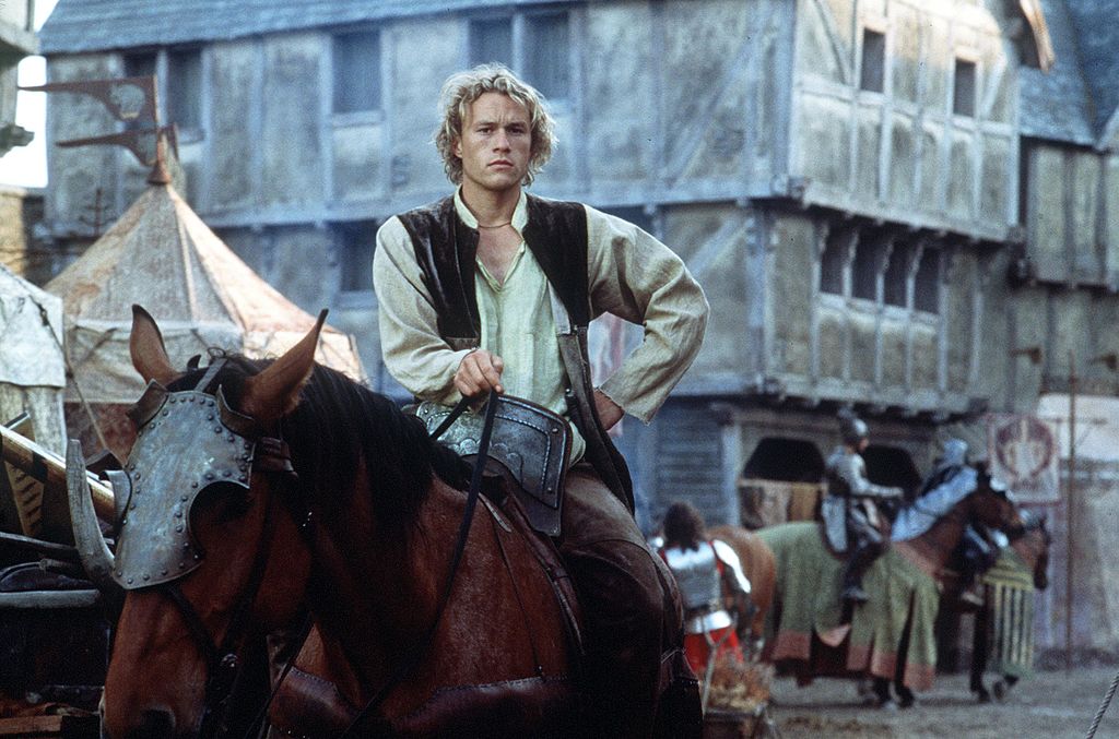 Heath Ledger incarne William Thatcher dans "Chevalier" en 2001 | Source : Getty Images
