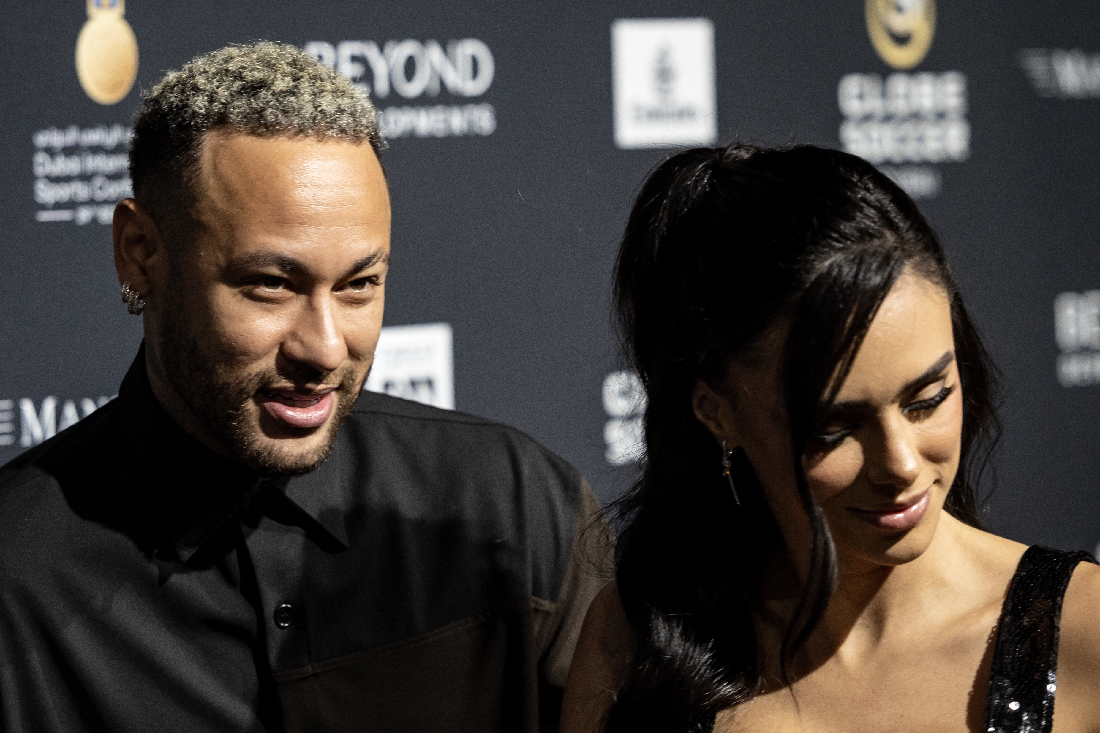 L'attaquant brésilien Neymar et sa compagne Bruna Biancardi arrivent à la cérémonie des Globe Soccer Awards à Dubaï, le 27 décembre 2024 I Source : Getty Images