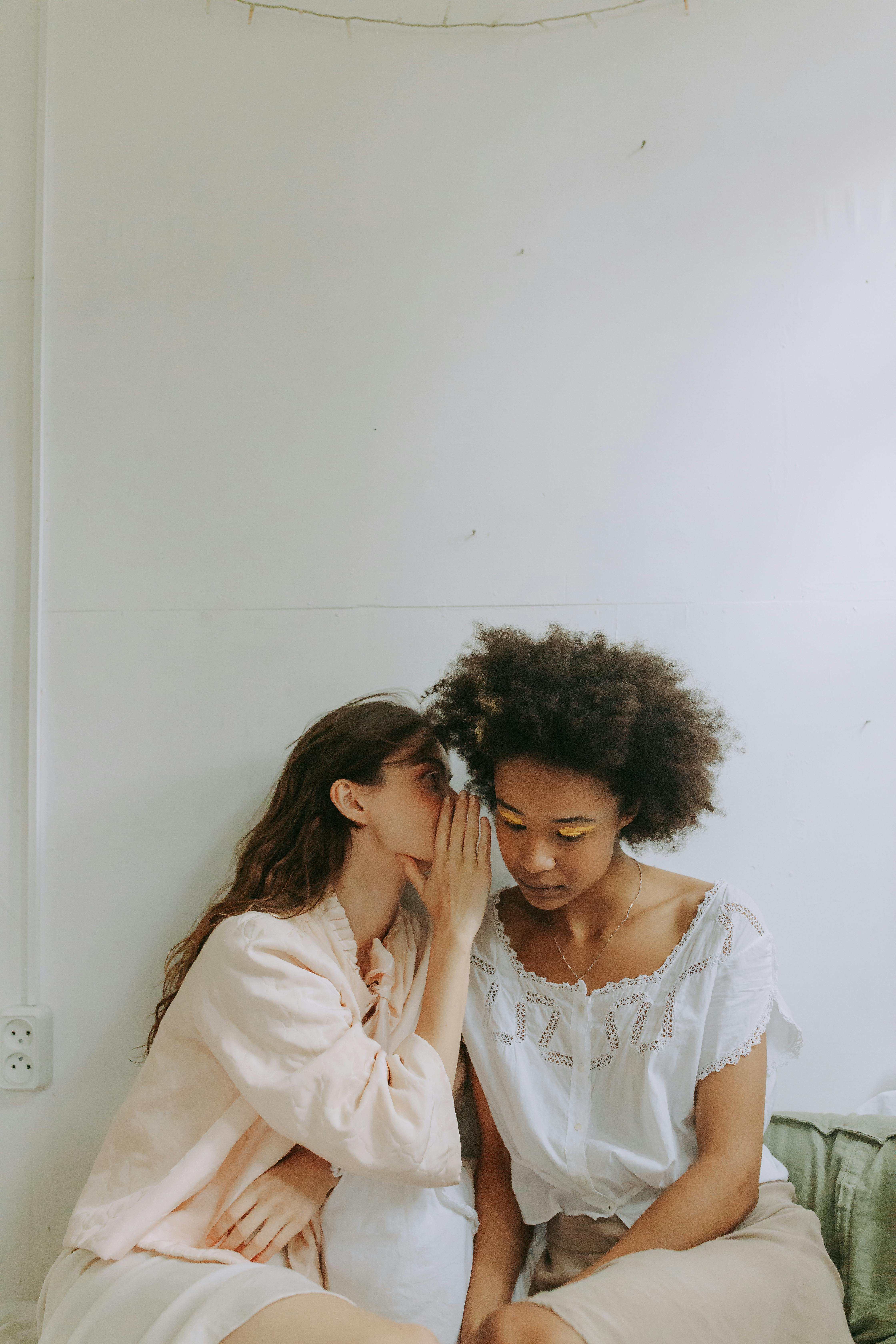 Des gens qui font des commérages | Source : Pexels