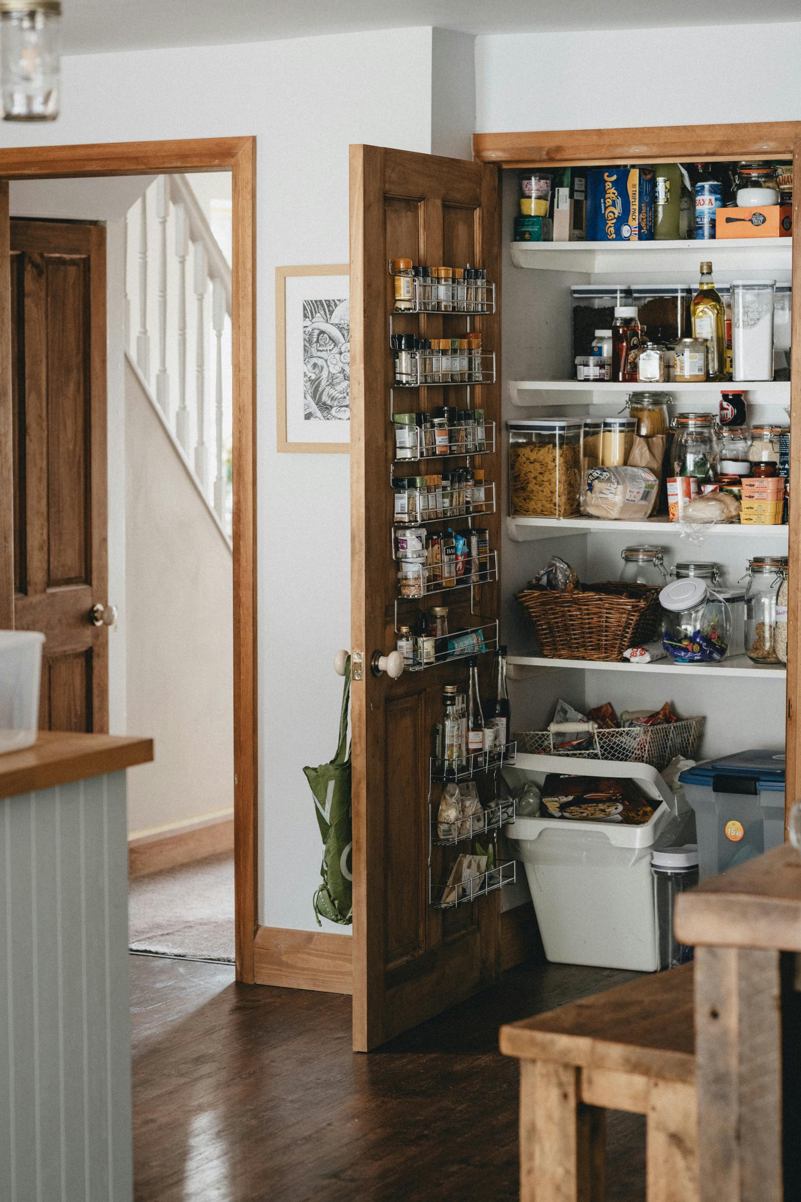 Une porte de garde-manger ouverte | Source : Unsplash
