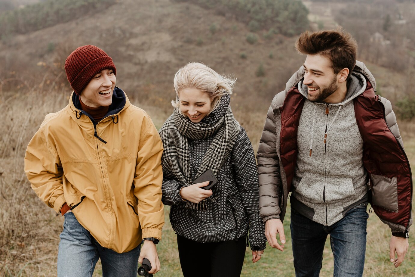 Des amis heureux en randonnée | Source : Pexels