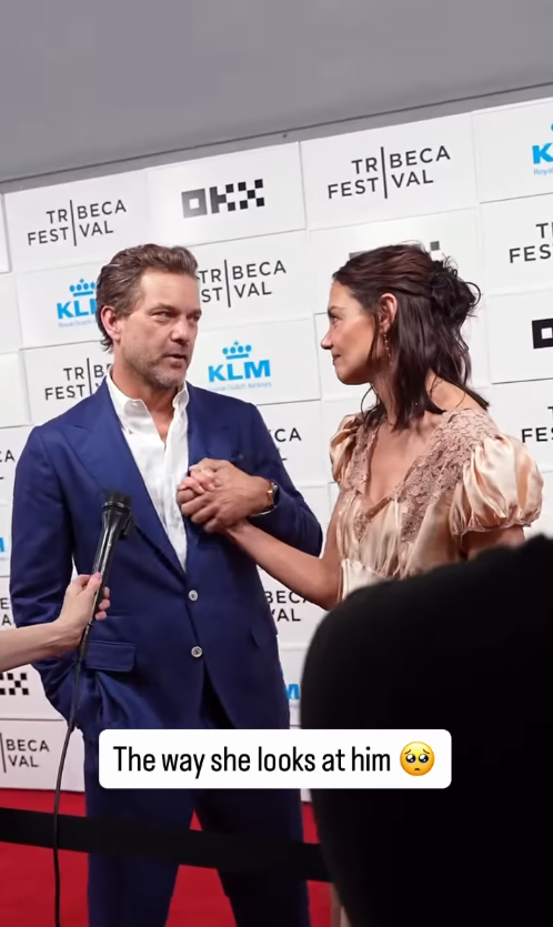 Joshua Jackson tient la main de Katie Holmes lors d'une interview au