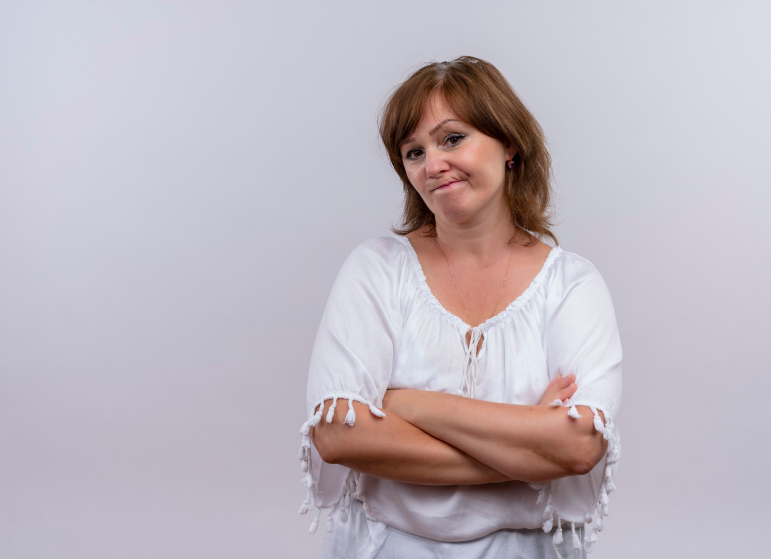 Une femme d'âge moyen mécontente | Source : Freepik