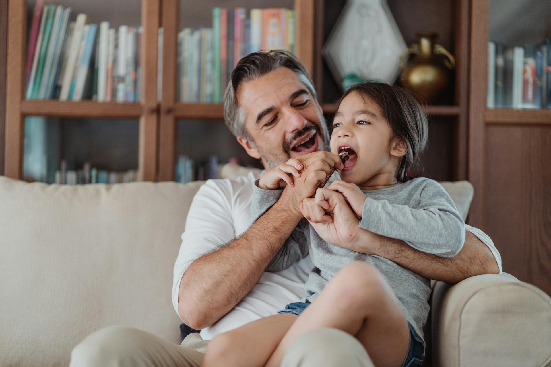 Un homme partage des bonbons avec une petite fille | Source : Pexels