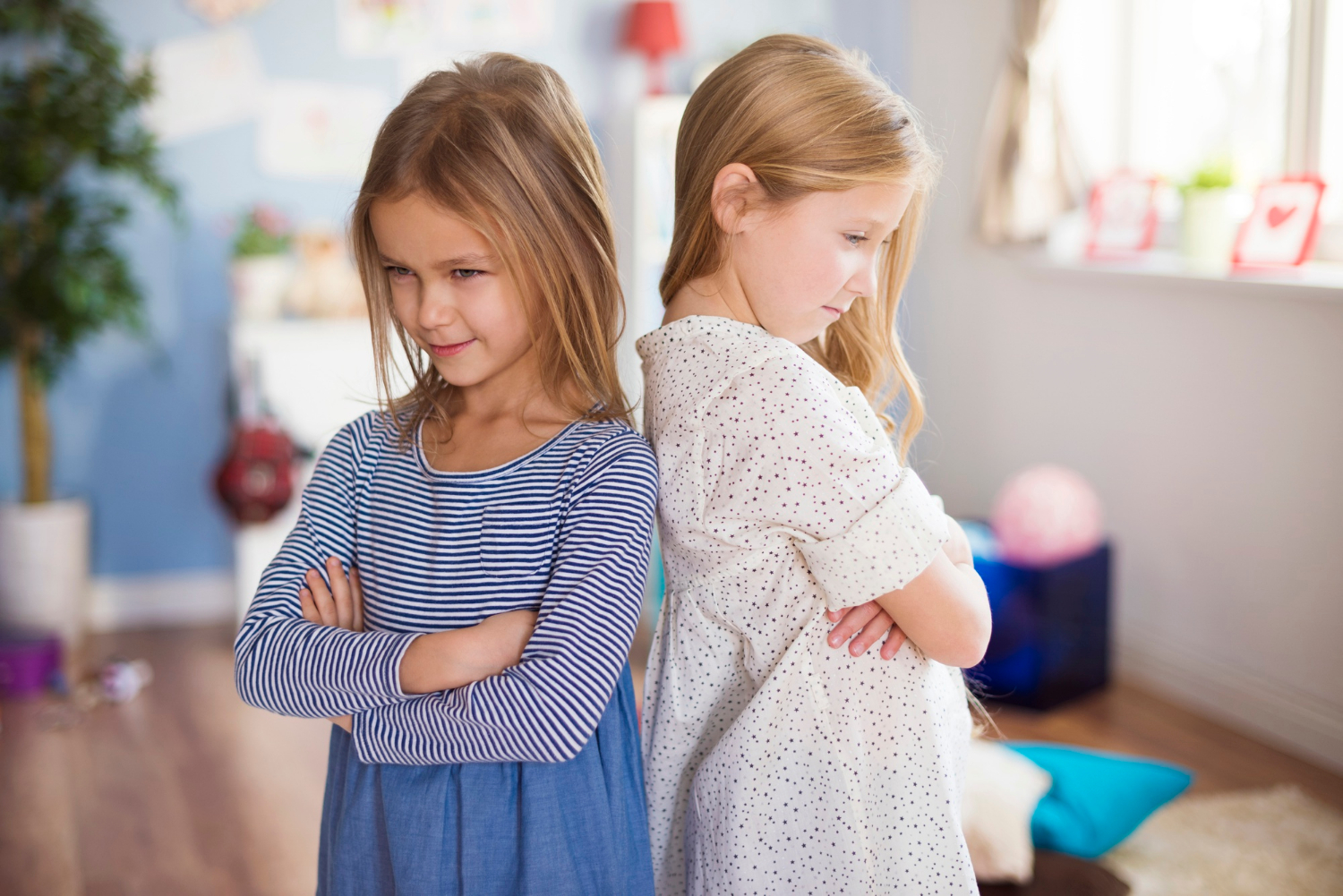 Deux filles debout avec les bras croisés | Source : Freepik