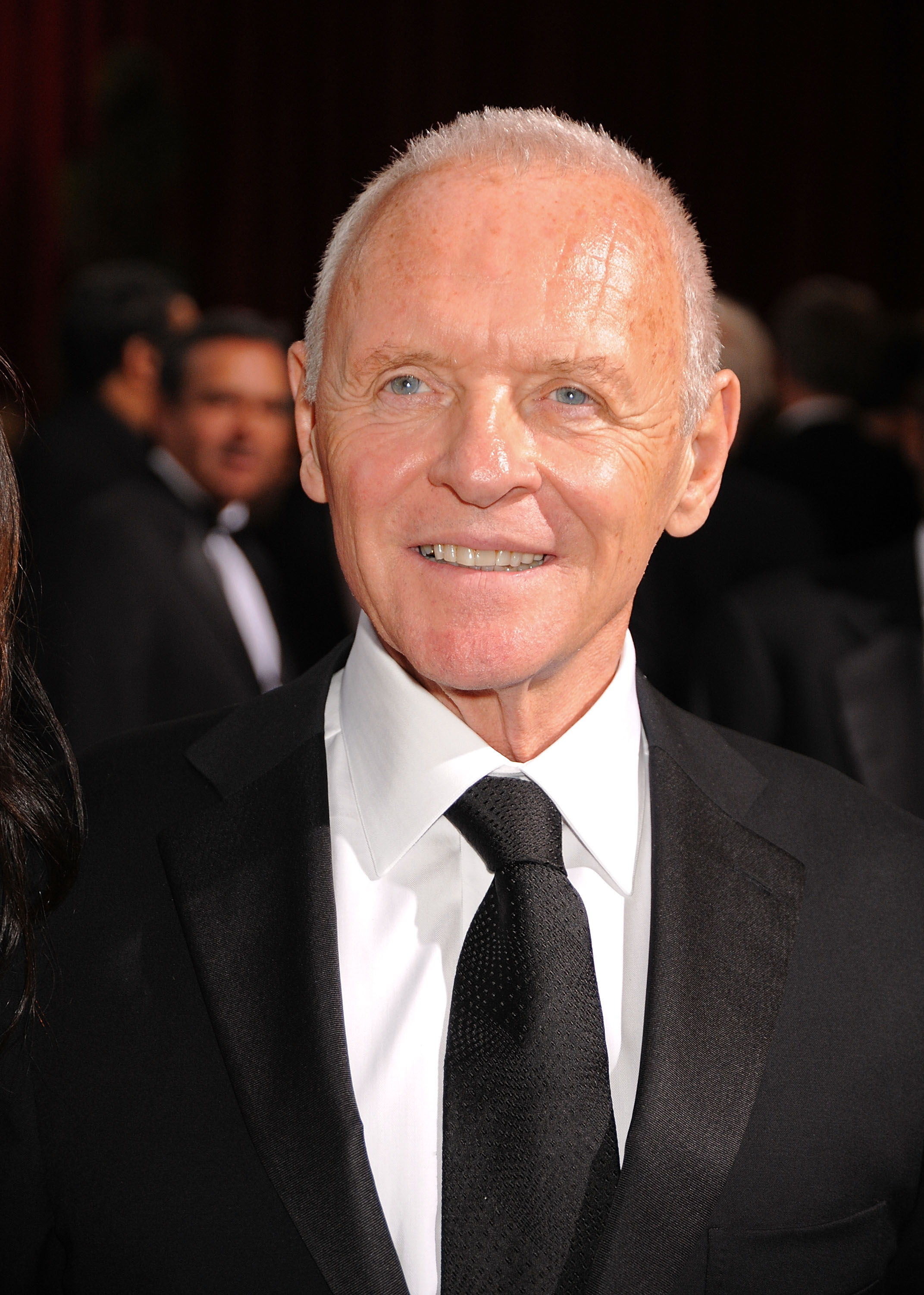 Lors de la 81e cérémonie des Oscars, Anthony Hopkins rayonne d'une élégance intemporelle. Vêtu d'un élégant smoking noir assorti d'une cravate, son sourire confiant reflète à la fois grâce et gravité. La douce lueur des lumières de l'événement capture son charisme intemporel parmi les plus grands noms d'Hollywood.
