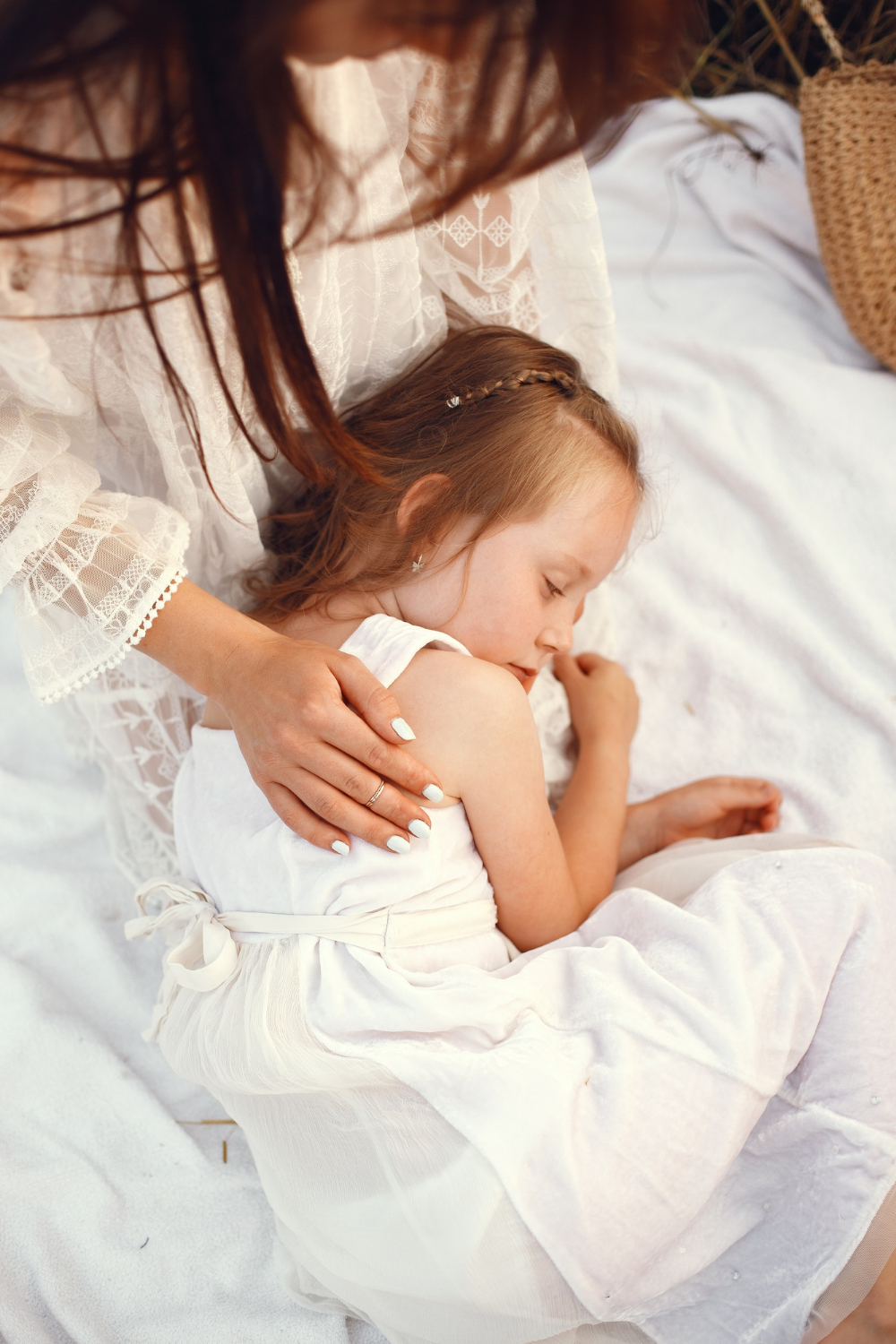 Une mère veille sur sa fille | Source : Freepik
