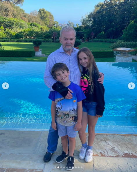 Carl Westcott en compagnie de deux membres de sa famille. | Source : Instagram/kameronwestcott