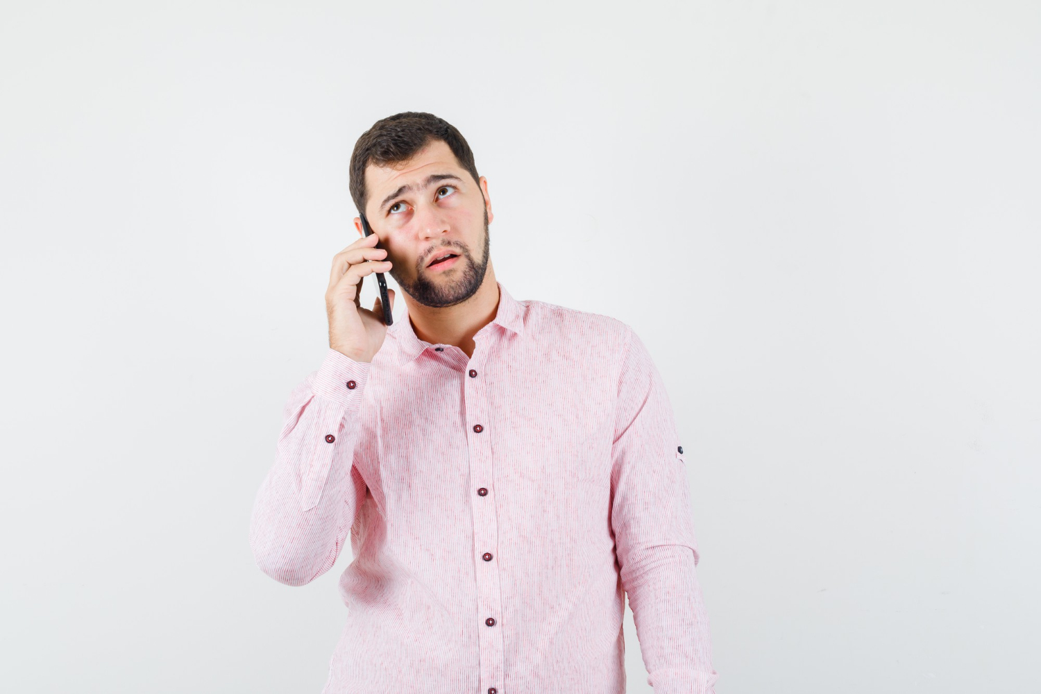 Un homme qui parle au téléphone | Source : Freepik