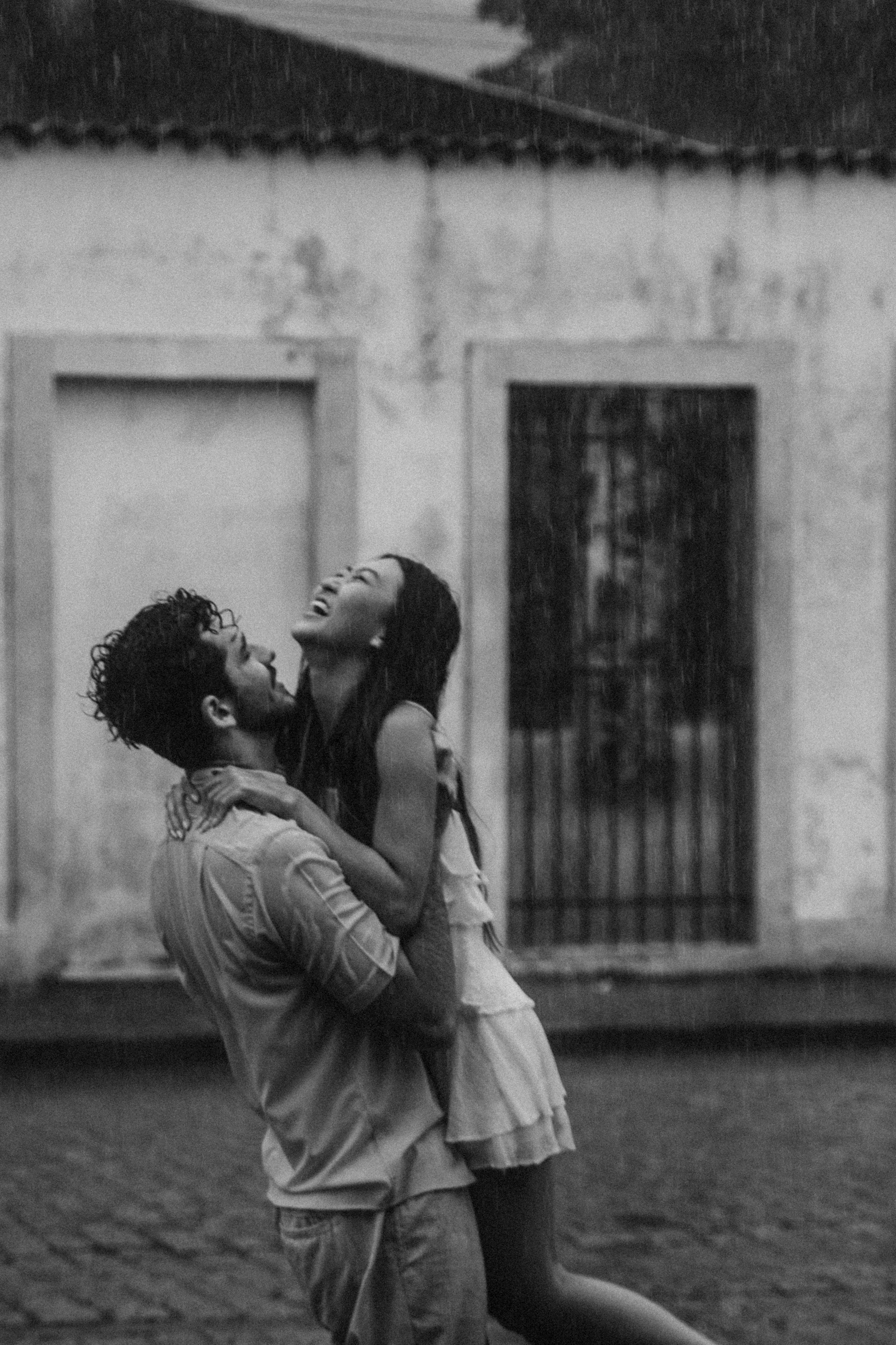 Un couple heureux sous la pluie | Source : Pexels