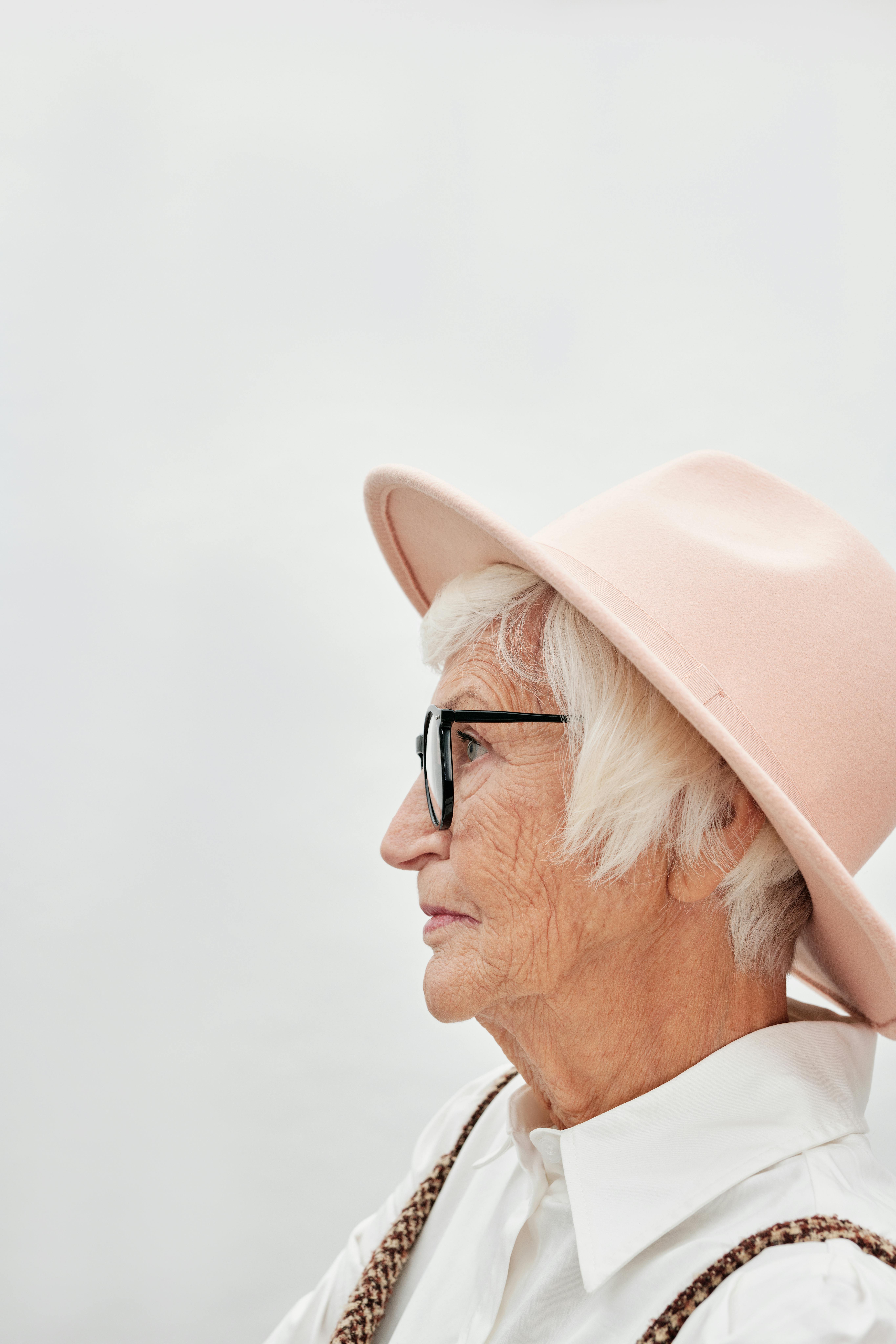 Une femme inquiète qui regarde quelque chose | Source : Pexels