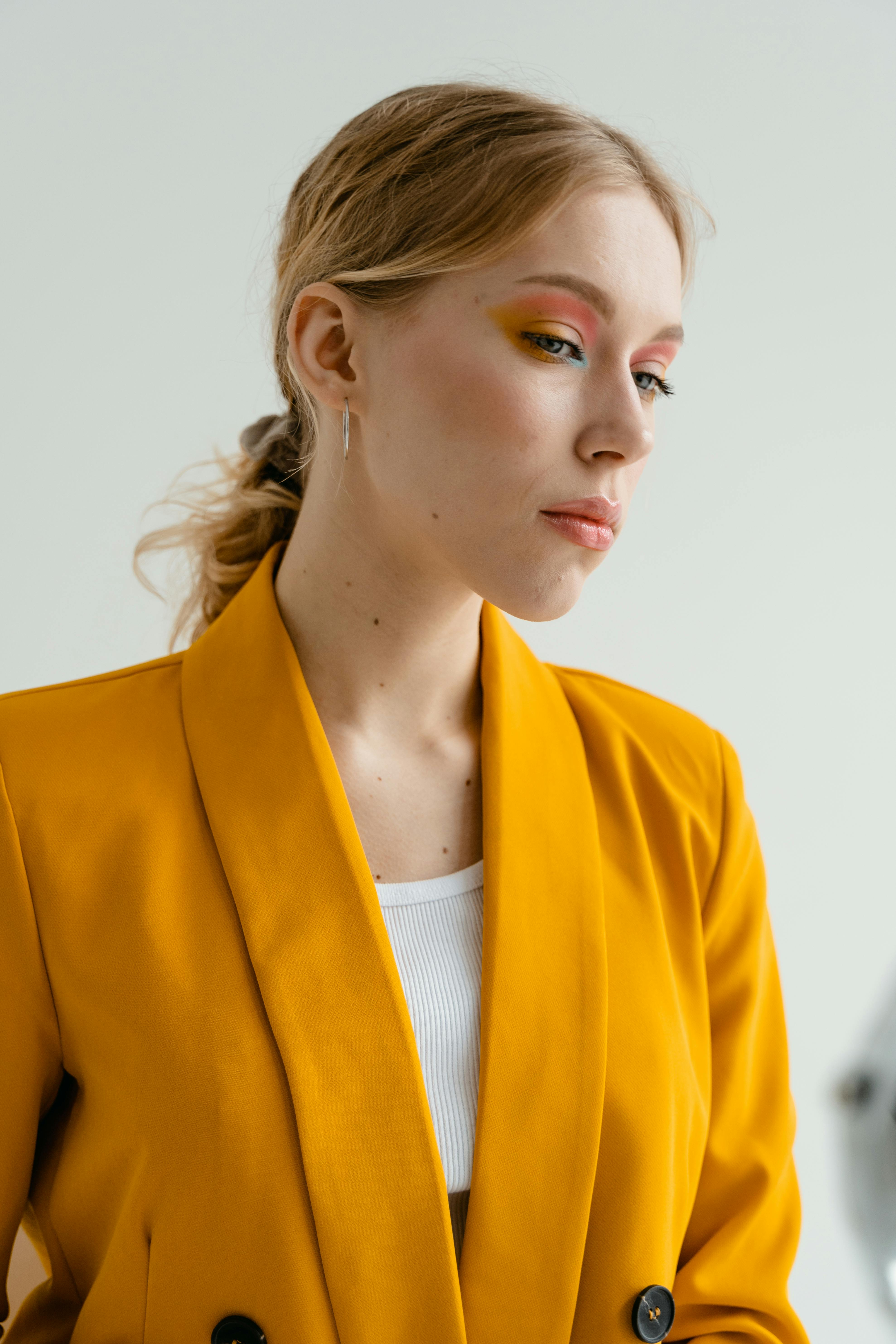 Une femme vêtue d'un costume jaune vif | Source : Pexels
