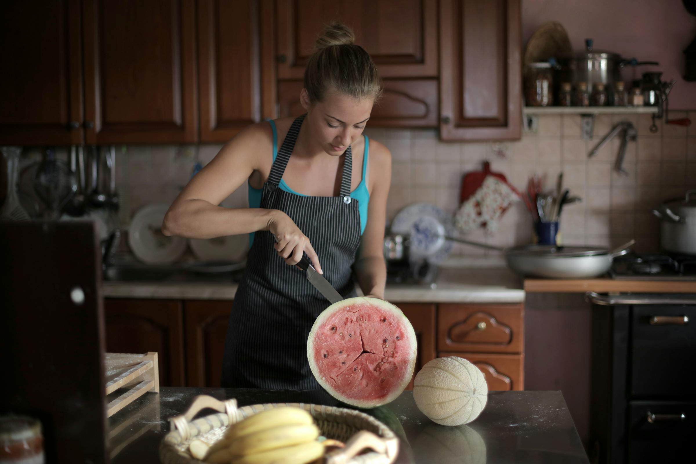 Une femme qui coupe une pastèque | Source : Pexels