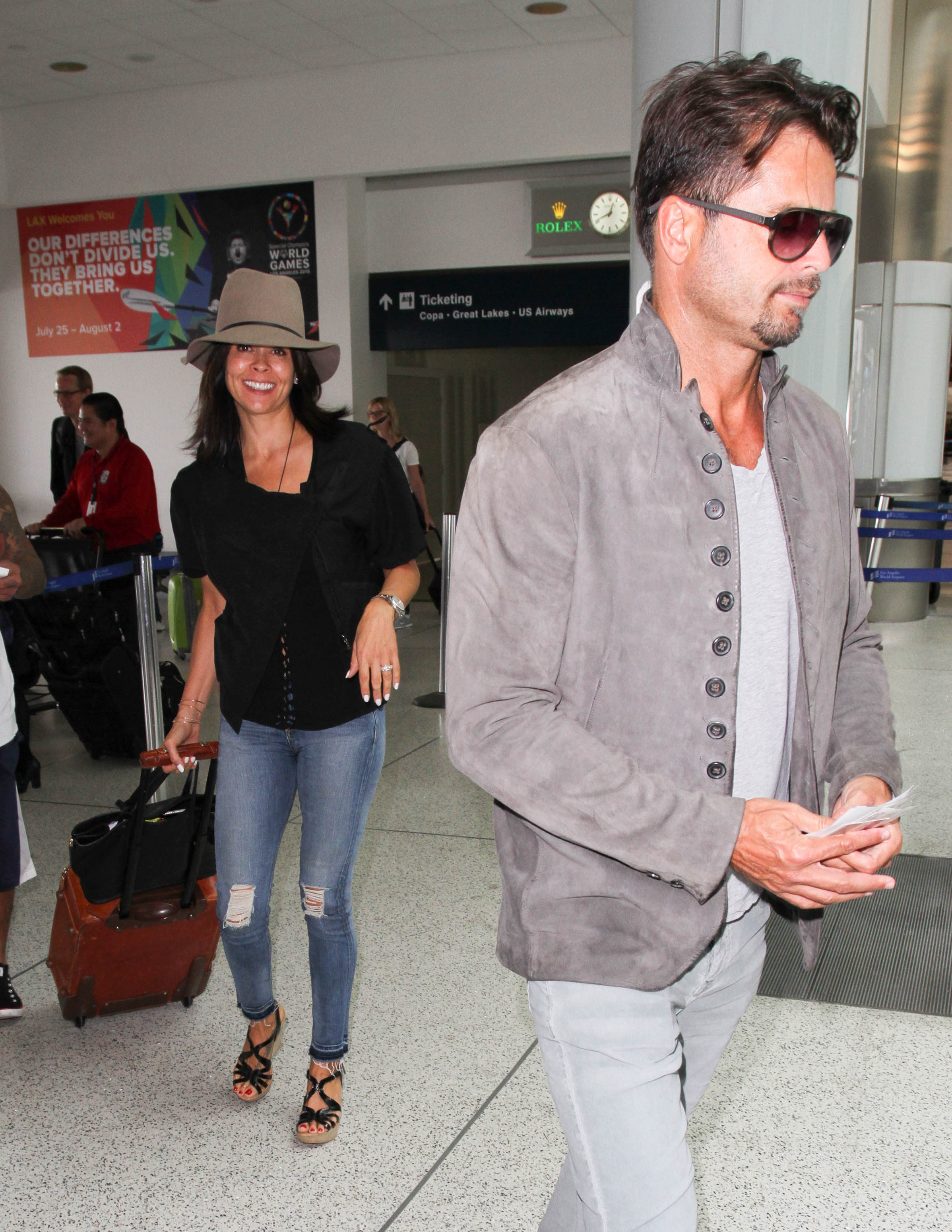 Brooke Burke et David Charvet photographiés à l'aéroport de Los Angeles le 10 septembre 2015, à Los Angeles, en Californie. | Source : Getty Images