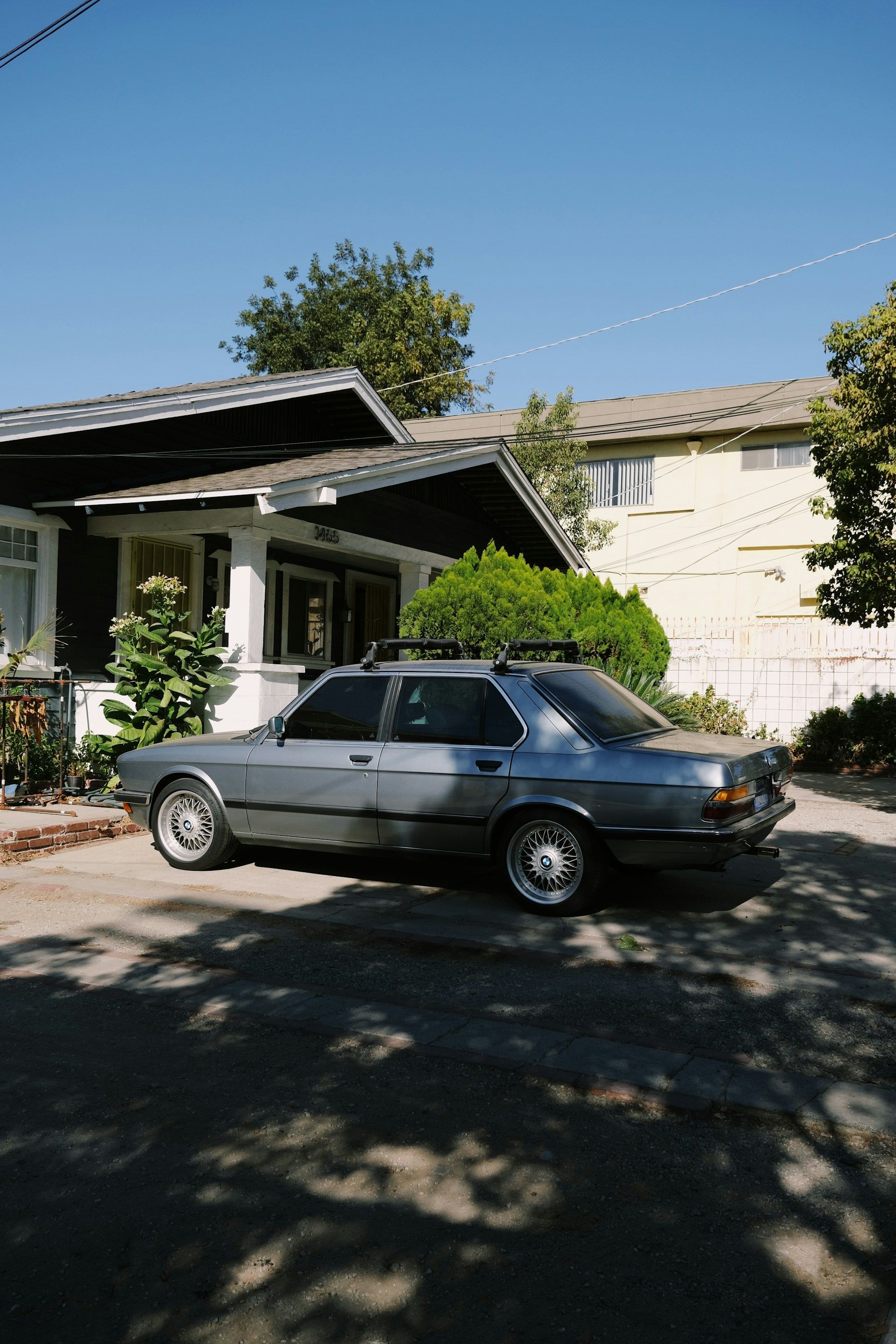Une voiture devant une maison | Source : Unsplash