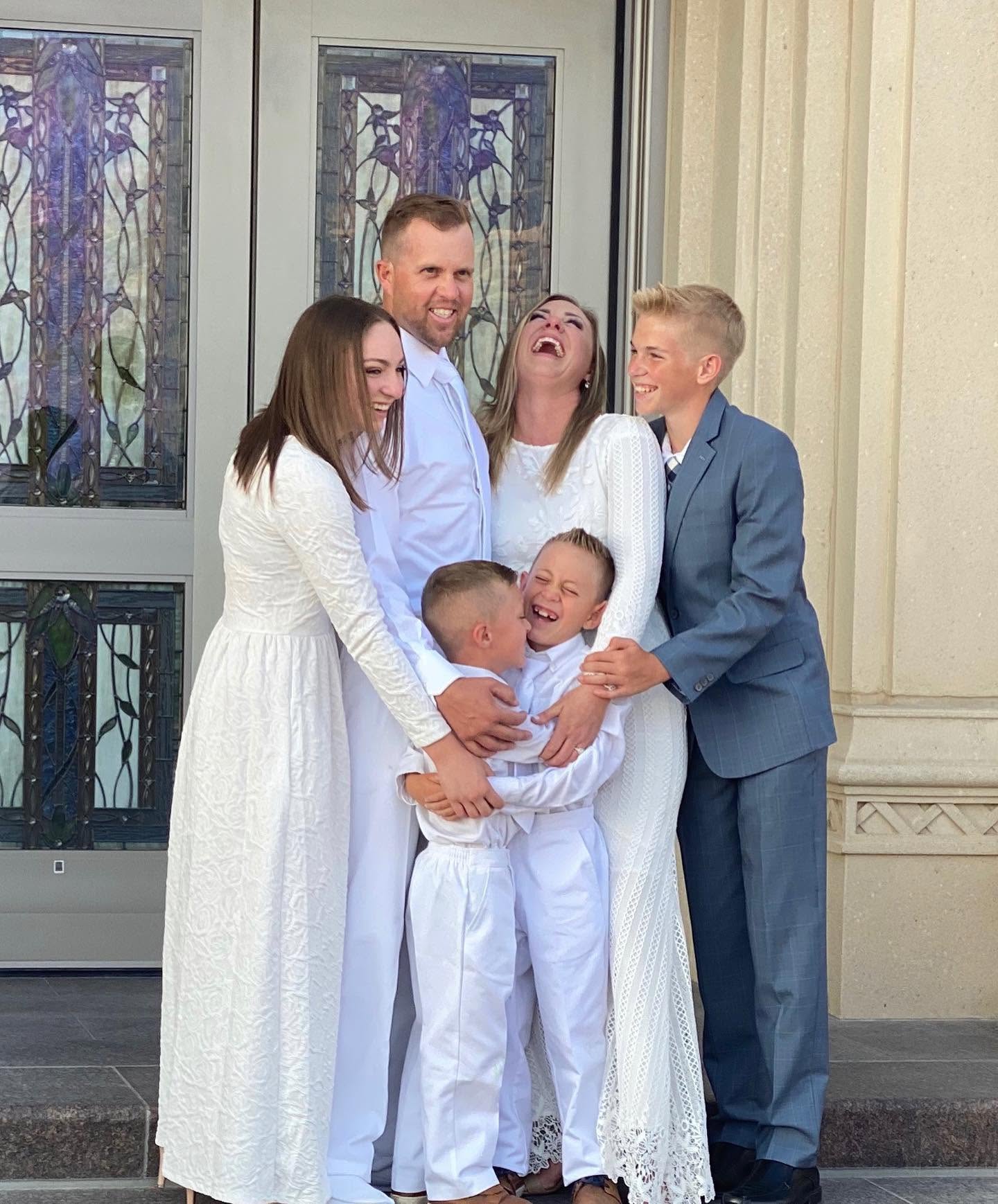 Entre rires et câlins chaleureux, cette photo pleine de vie illustre la chaleur et l'amour qui unissaient la famille Long à une époque plus heureuse. | Source : Facebook/katrina.g.long