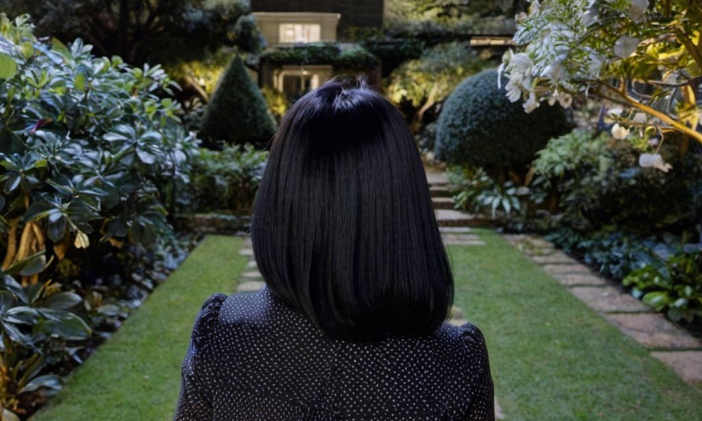 Jane retourne vers la maison, en colère contre l'intervention de Susan | Source : Midjourney