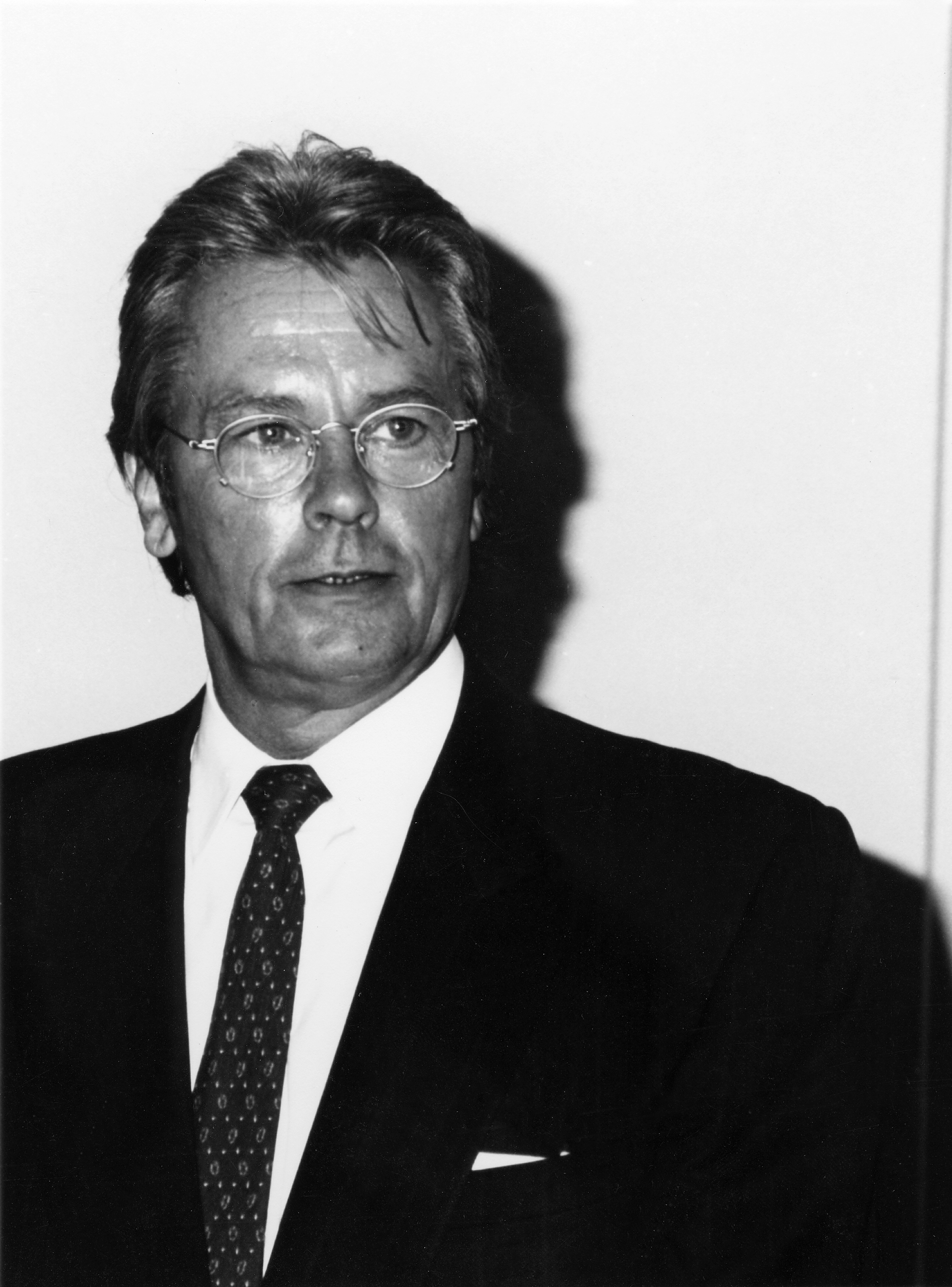 Alain Delon sur un portrait pris en 1994, vêtu d'un costume et d'une cravate, l'air serein | Source : Getty Images