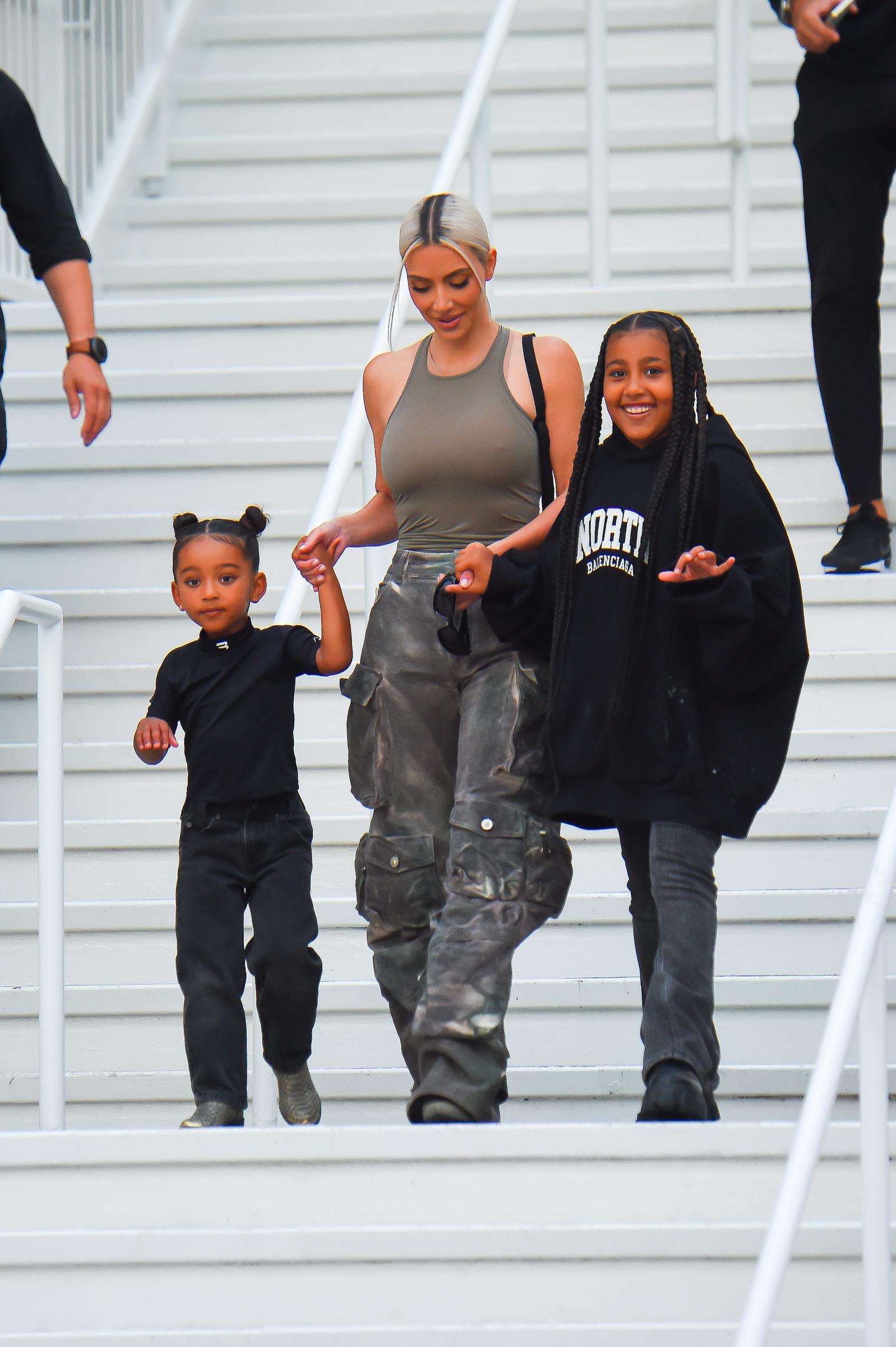 Kim Kardashian avec Chicago et North West au centre commercial et parc d'attractions American Dream, le 12 juillet 2022, à East Rutherford, dans le New Jersey. | Source : Getty Images