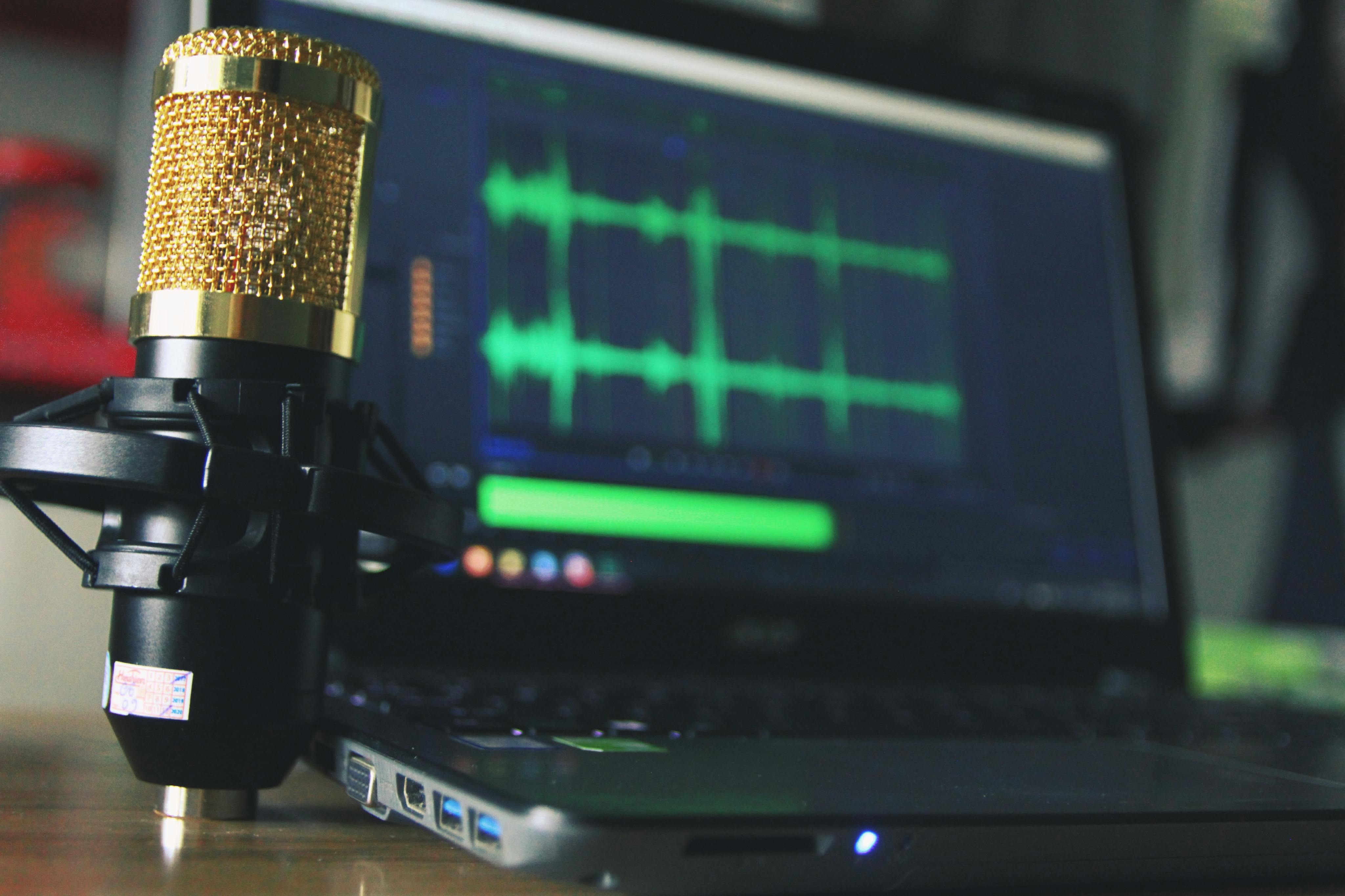 Un microphone et un ordinateur portable sur une table | Source : Pexels