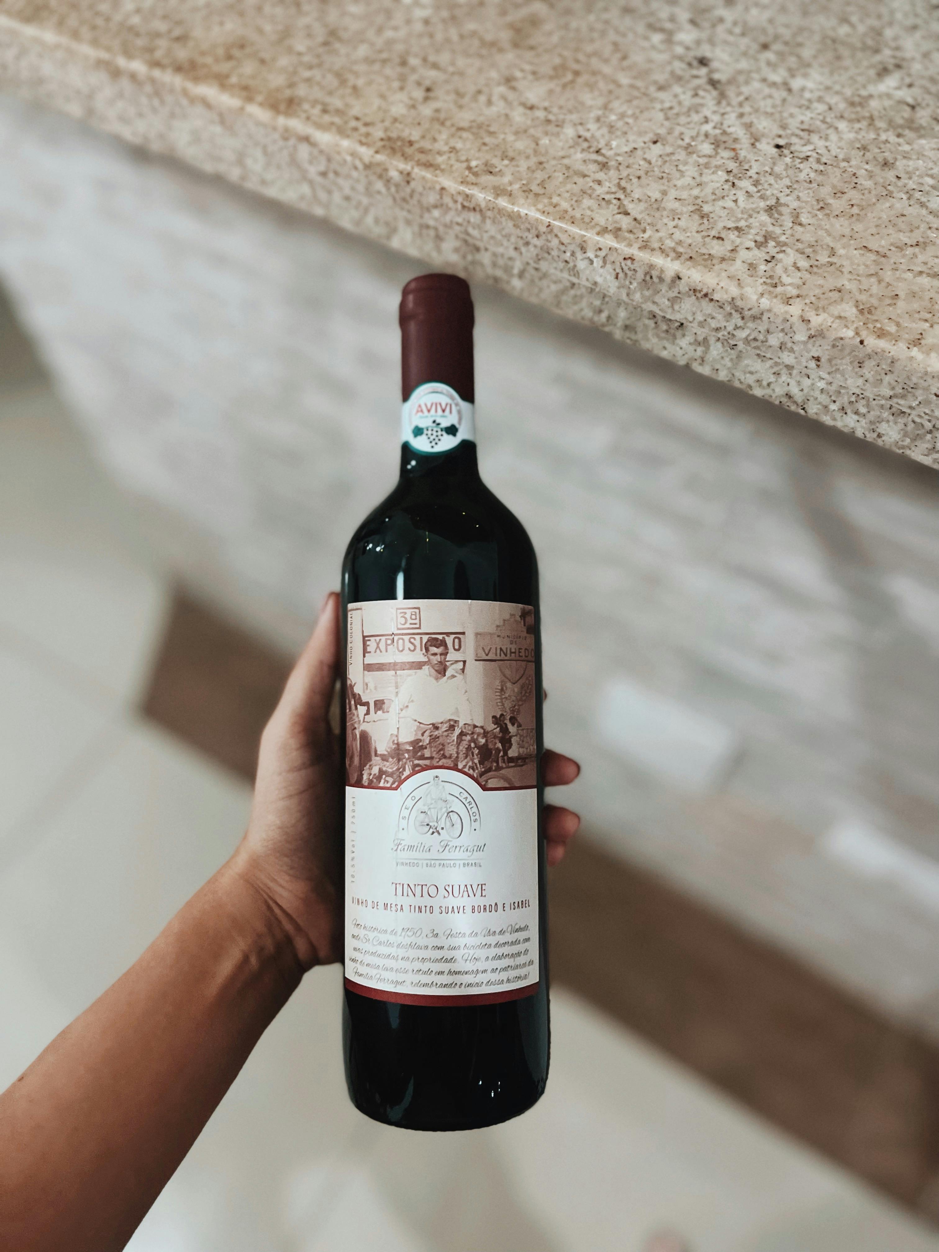 Une personne tenant une bouteille de vin | Source : Pexels