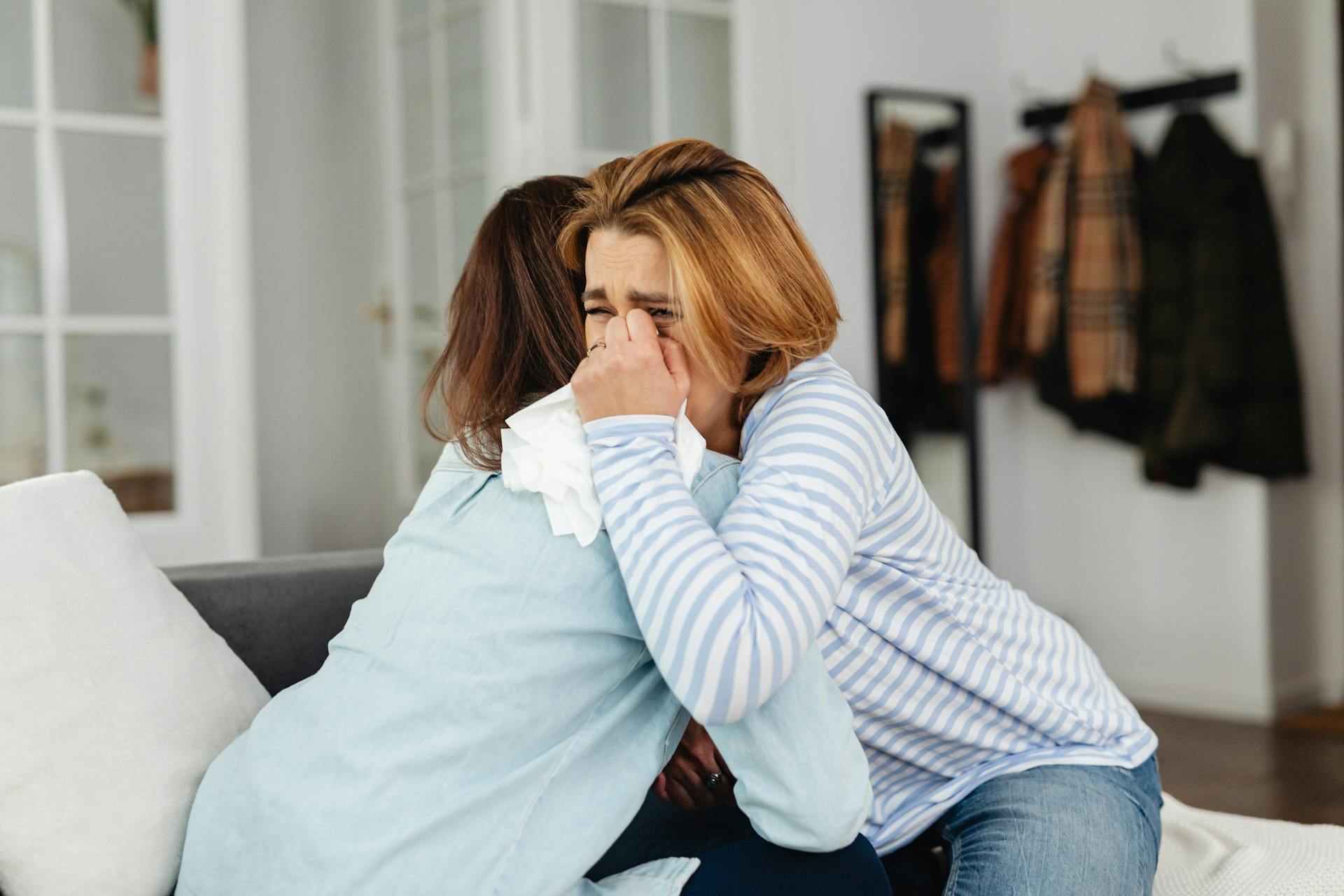 Une femme en pleurs qui serre son amie dans ses bras | Source : Pexels