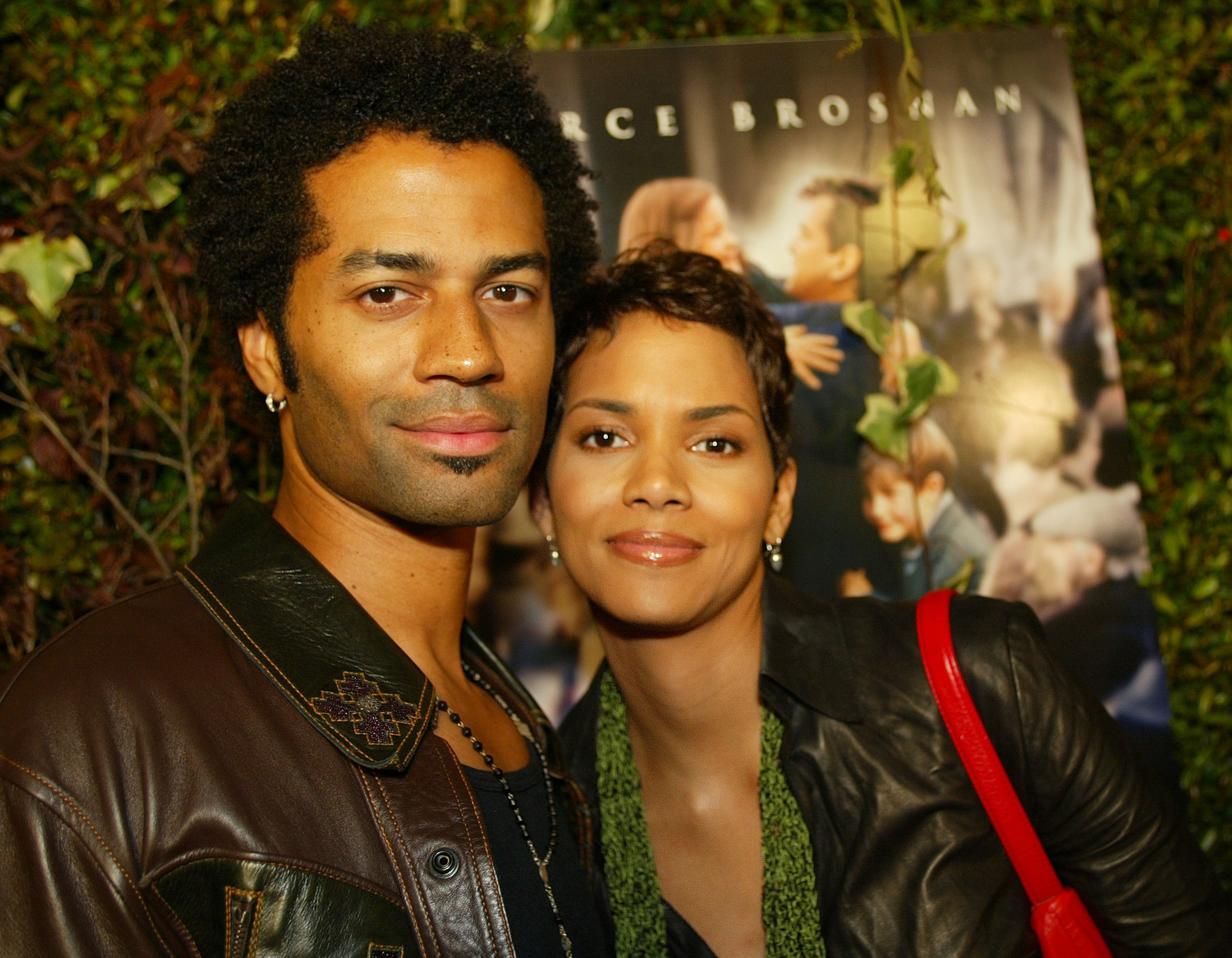 Eric Benet et Halle Berry assistent à la première du film « Evelyn » à Beverly Hills, en Californie, le 3 décembre 2002 | Source : Getty Images