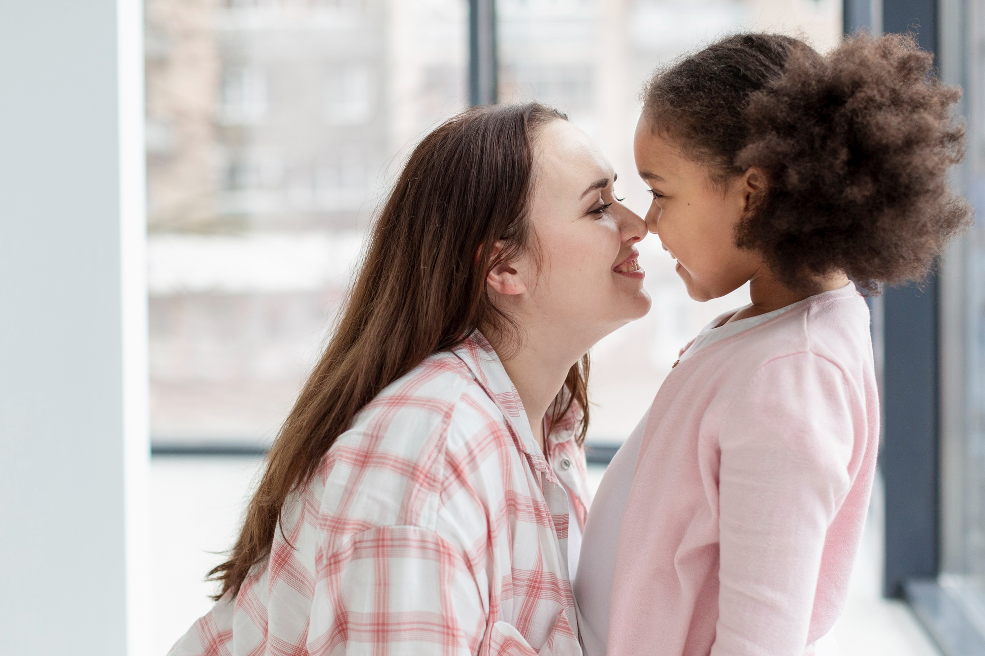 Une mère qui frotte son nez contre celui de sa fille | Source : Freepik