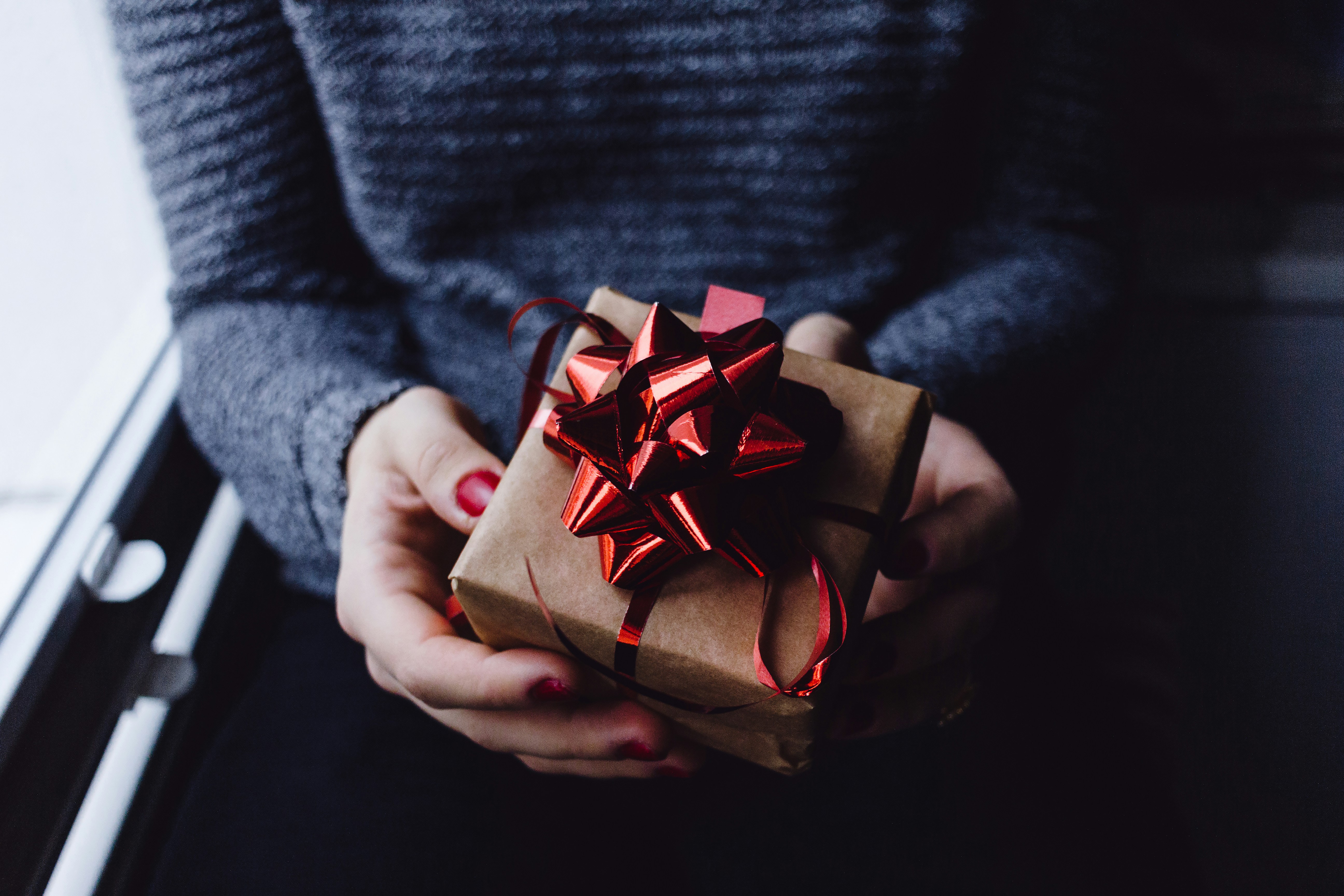 Une personne tenant un cadeau dans ses mains | Source : Unsplash