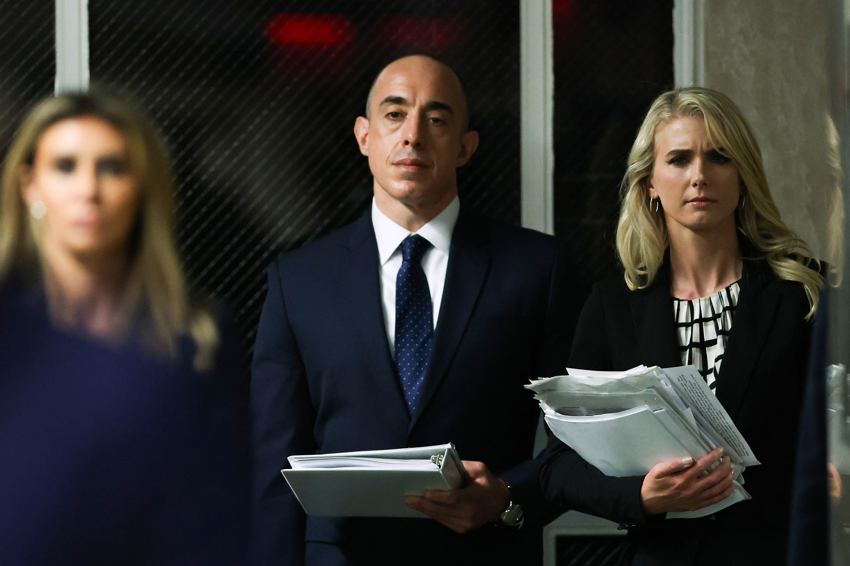 Sur cette photo, on voit Natalie Harp avec une pile de documents, ce qui illustre bien le rôle qui lui a permis d'être constamment aux côtés de Donald Trump et qui lui a valu son surnom "Human Printer." Her proximity reportedly extended from the president’s work to his golf outings and even the campaign’s so-called "Ghost Flight." | Source: Getty Images