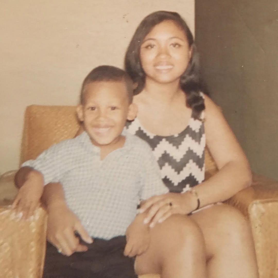 L'acteur à trois ans, posant avec sa tante, extrait d'un post daté du 16 avril 2020 | Source : Instagram/khalilkain