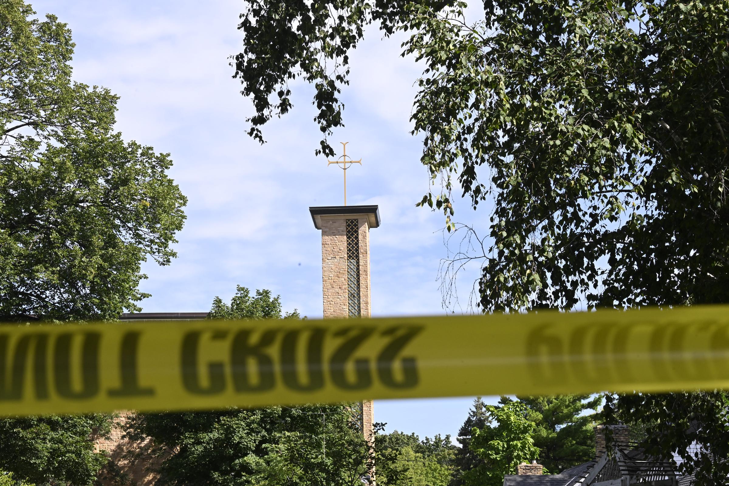 L'église catholique Annunciation derrière un ruban de police après la fusillade de masse du 27 août 2025, à Minneapolis, Minnesota. | Source : Getty Images